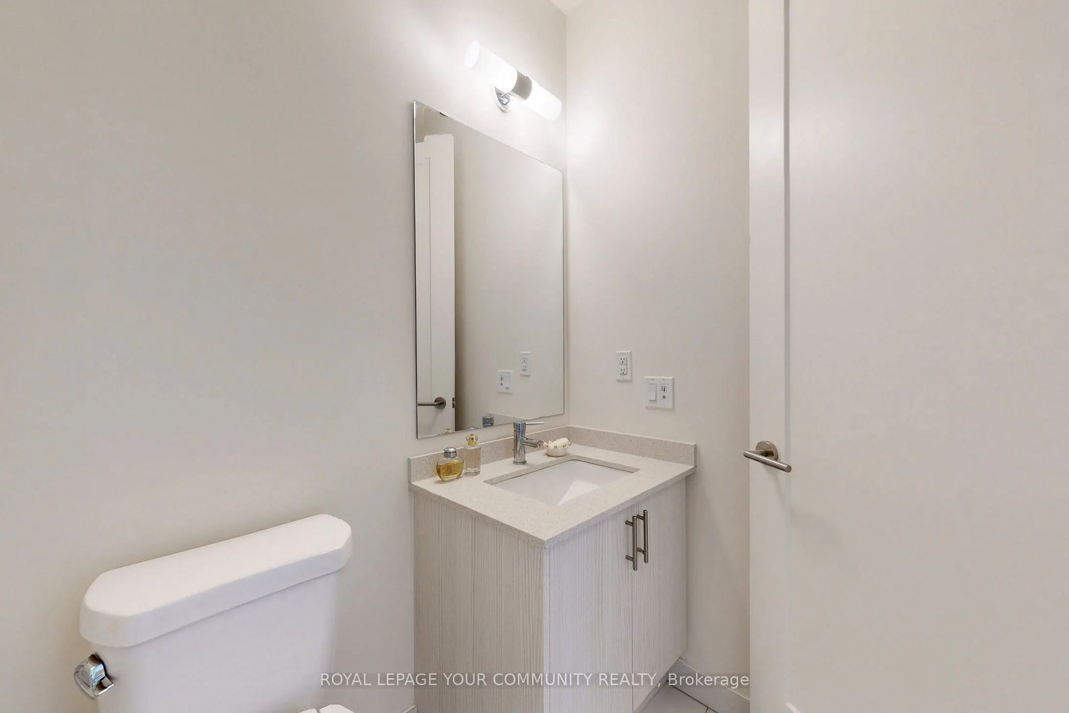 509 Dundas Street W, #807