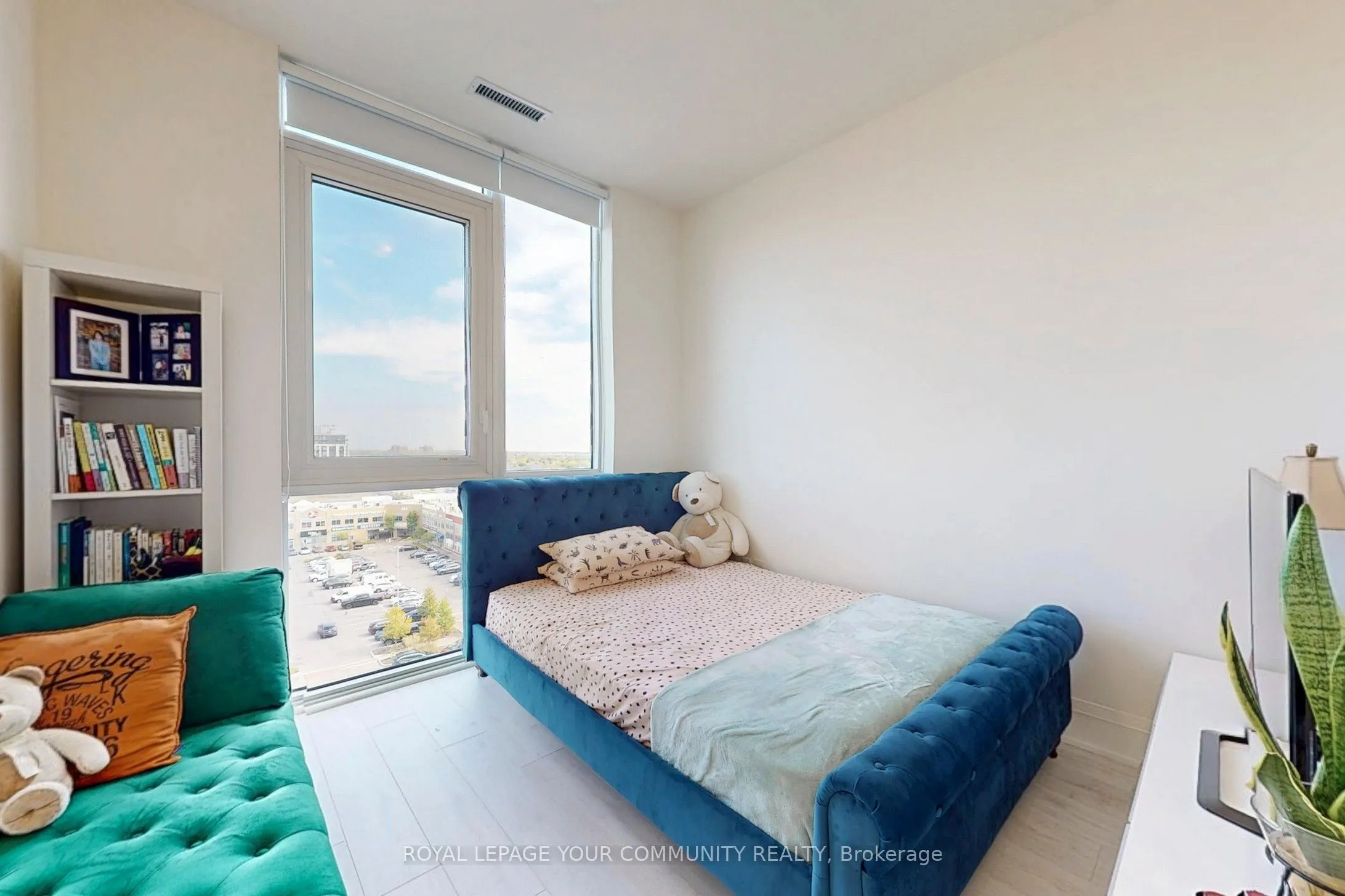 509 Dundas Street W, #807