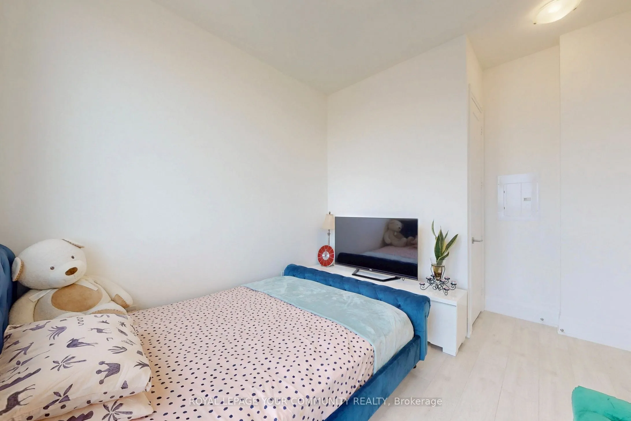 509 Dundas Street W, #807