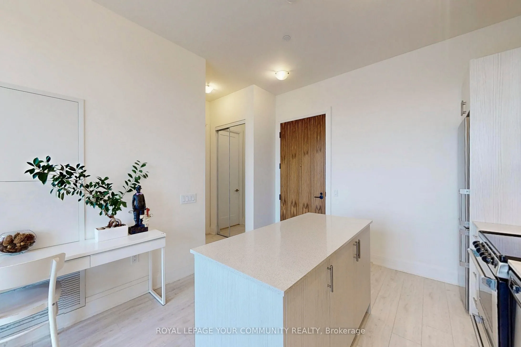 509 Dundas Street W, #807