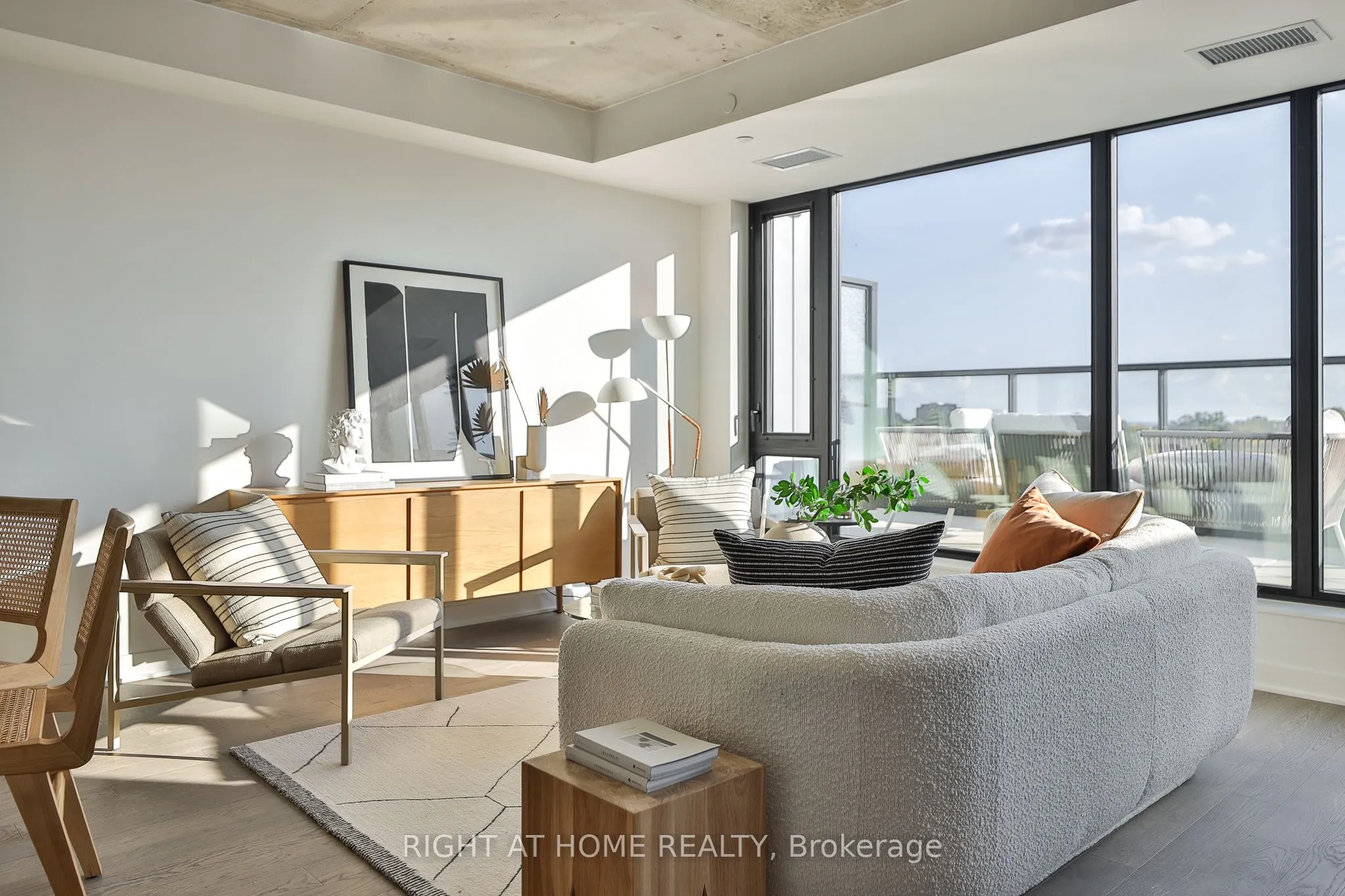 2720 Dundas Street W, #607