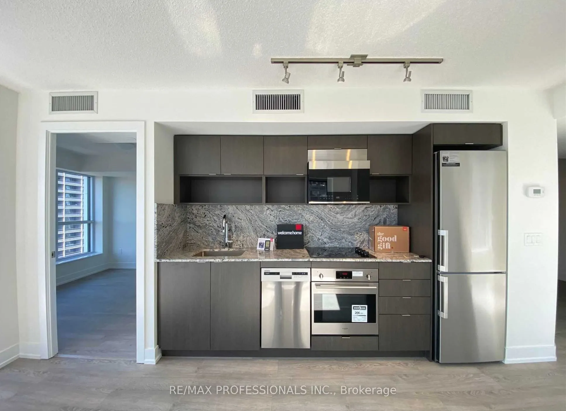 9 Mabelle Avenue, #2616