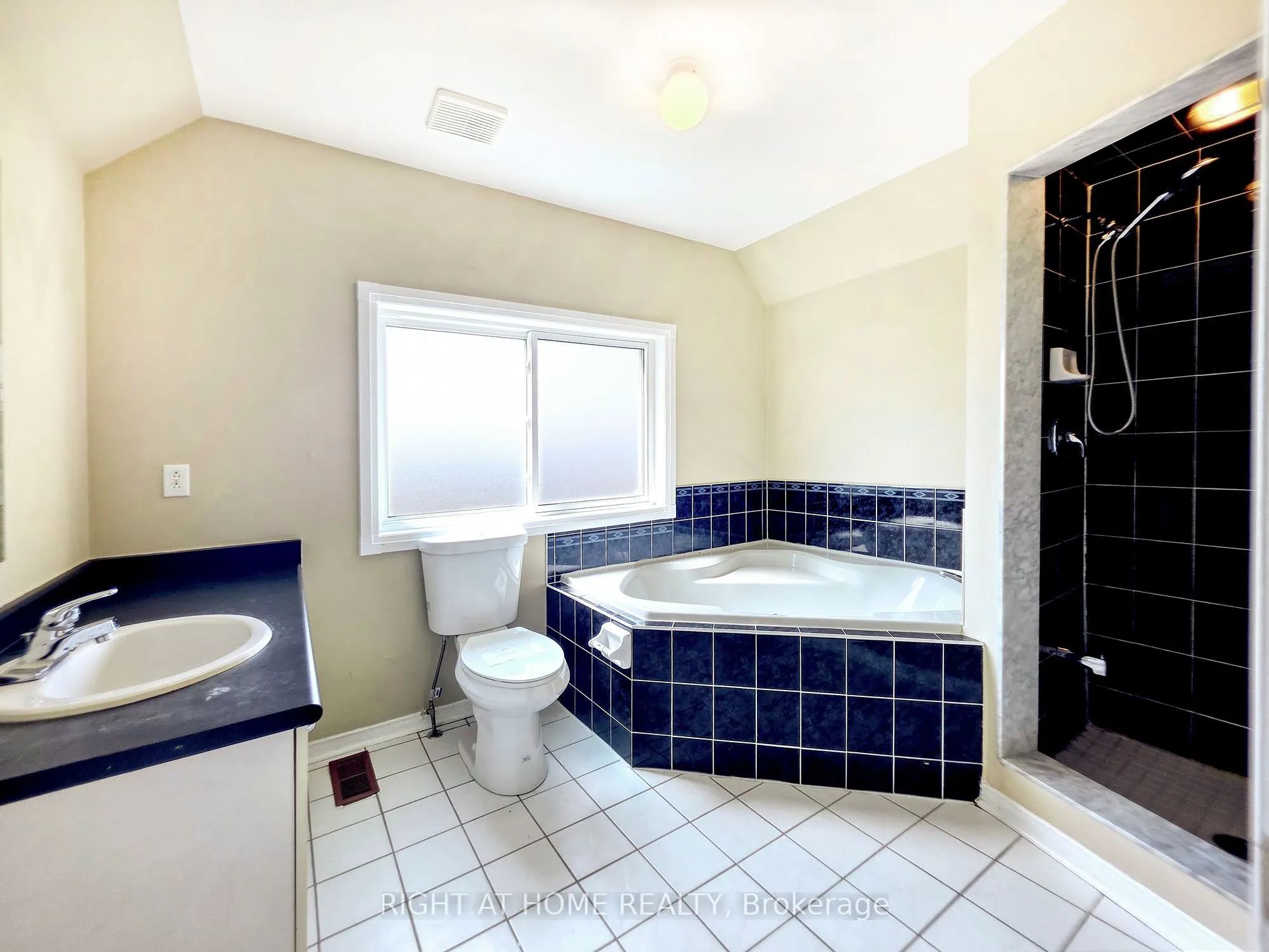 98 Spadina Road, #54