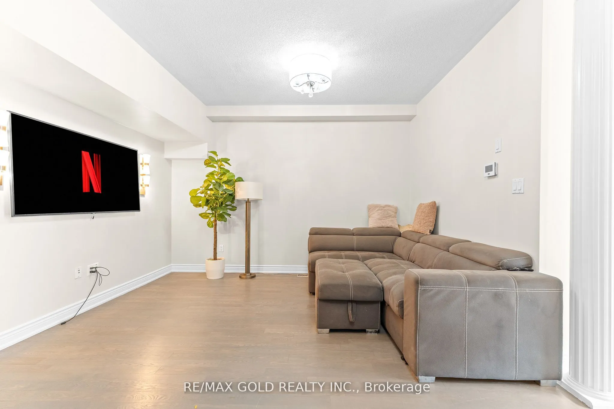 61 Nelson Street W, #6
