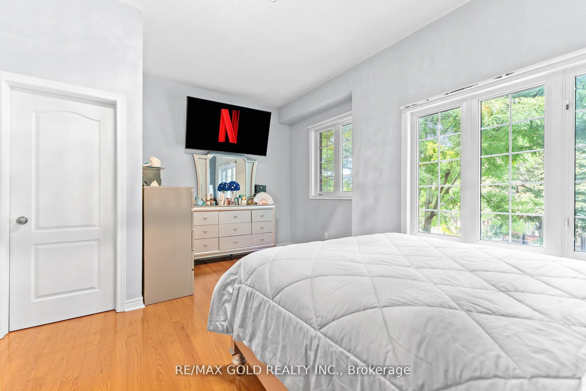 61 Nelson Street W, #6