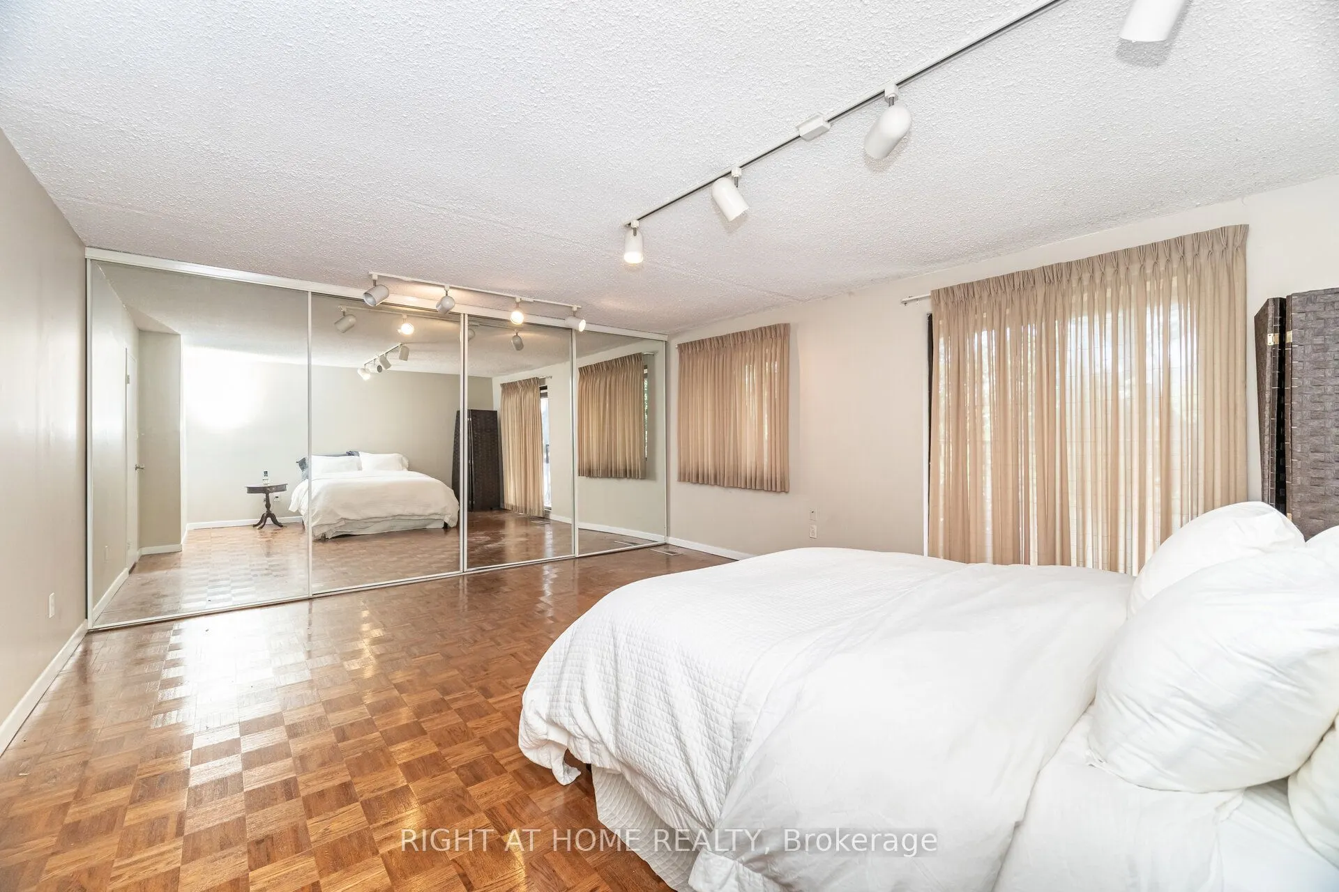 1250 Mississauga Valley Boulevard W, #13