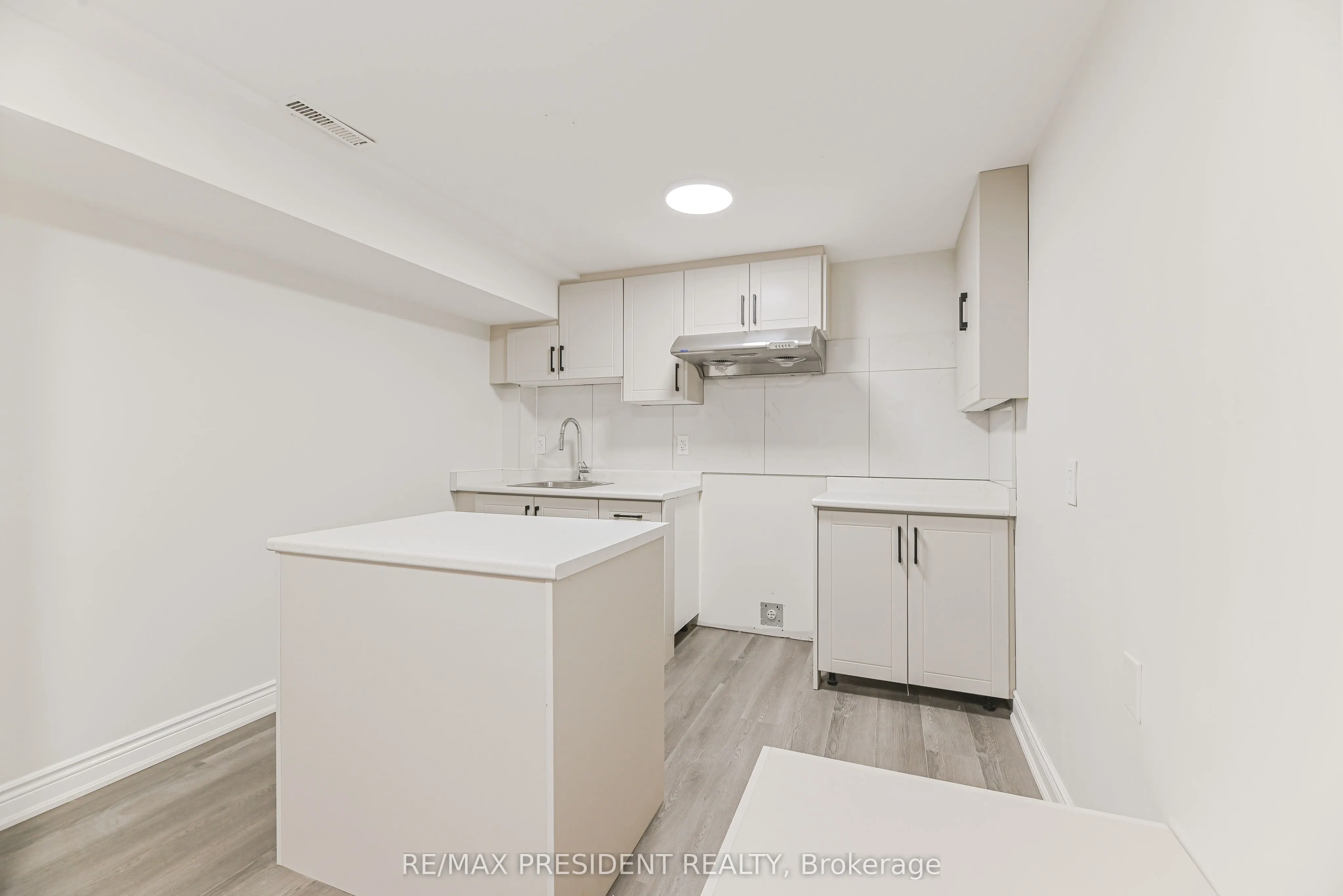4 Lawnview Court
