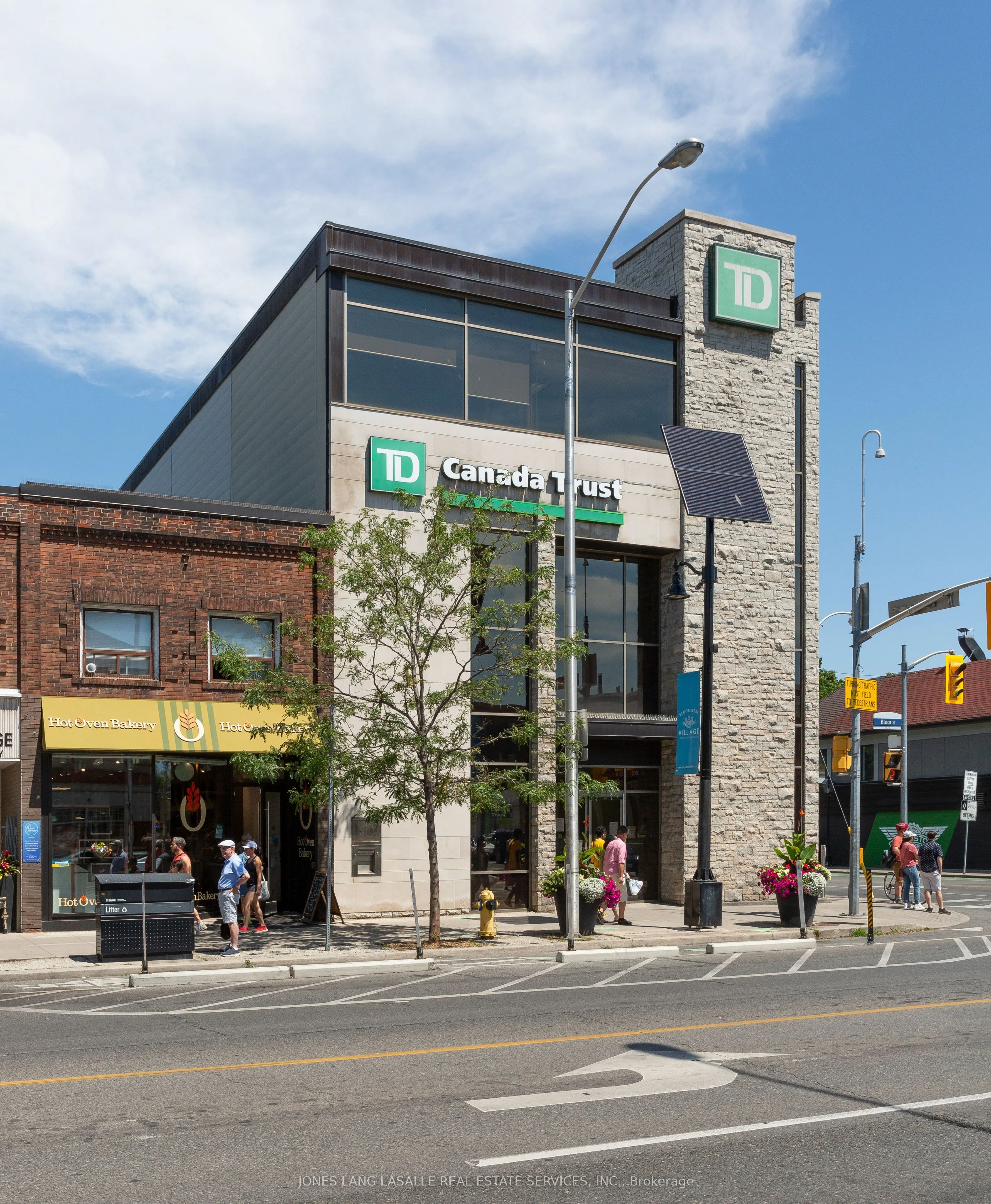 2220 Bloor Street W