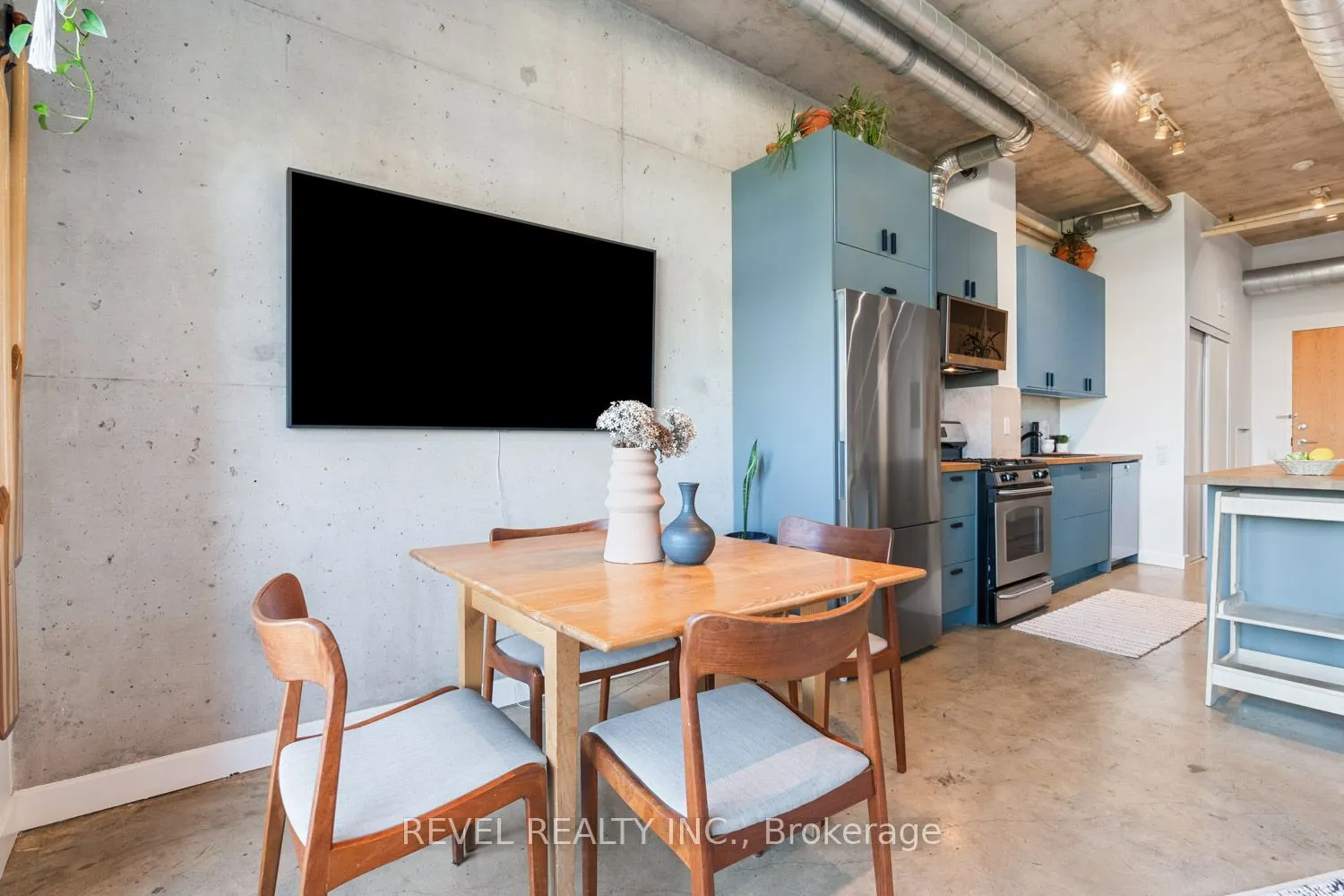 369 Sorauren Ave Avenue, #204