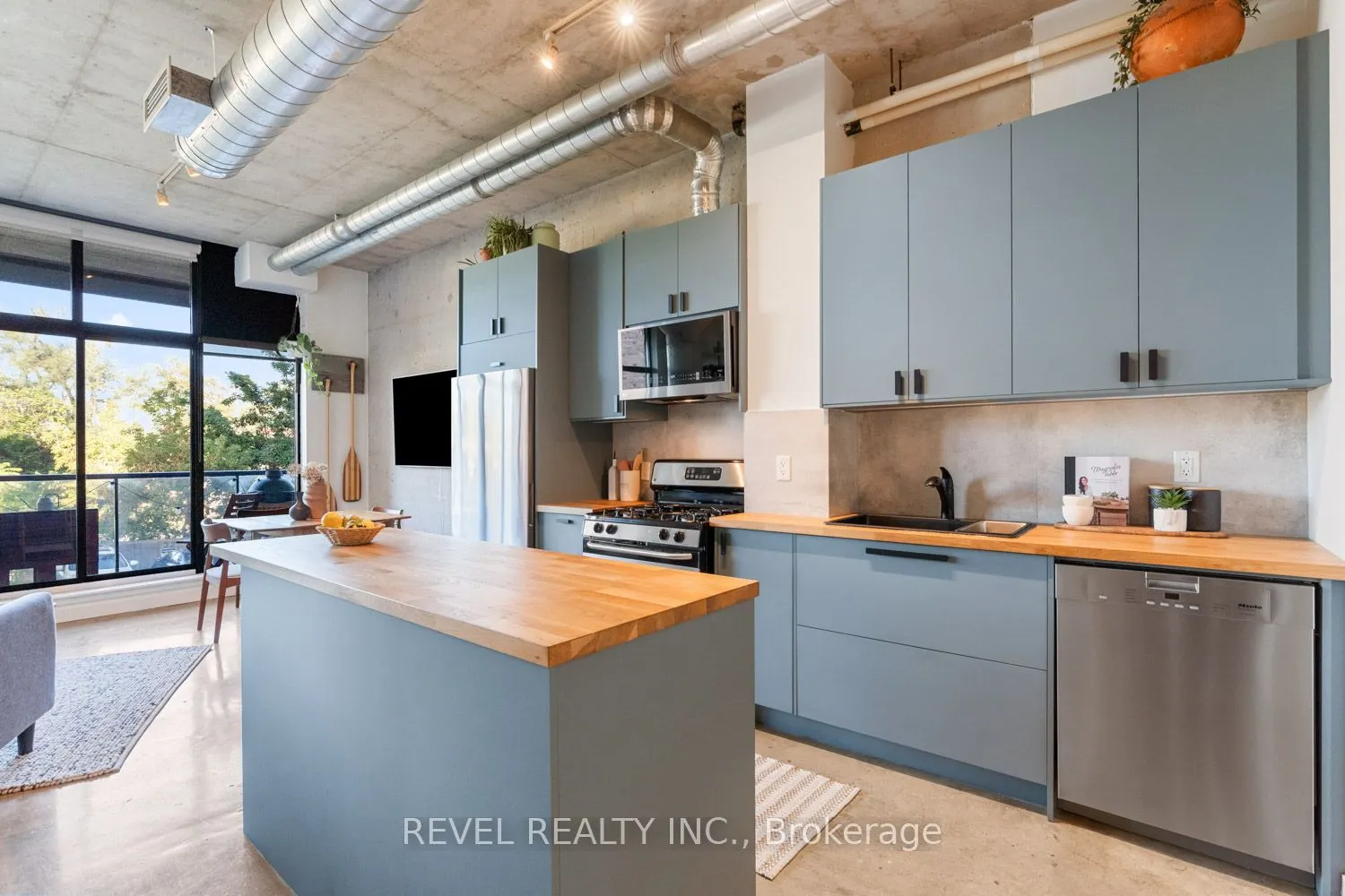 369 Sorauren Ave Avenue, #204