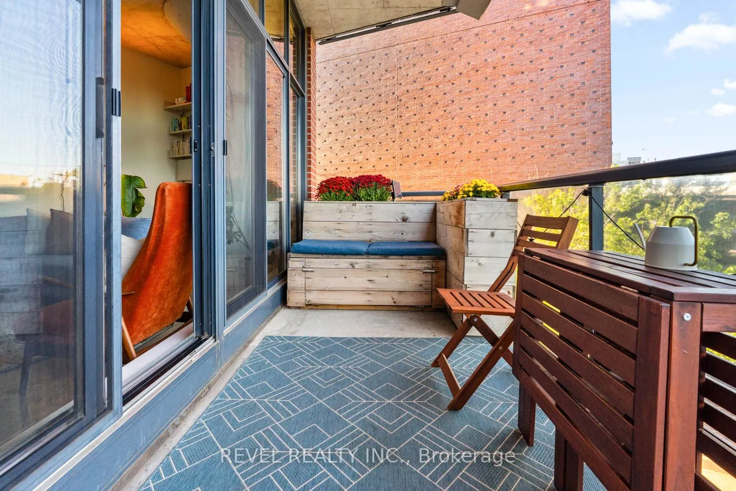 369 Sorauren Ave Avenue, #204