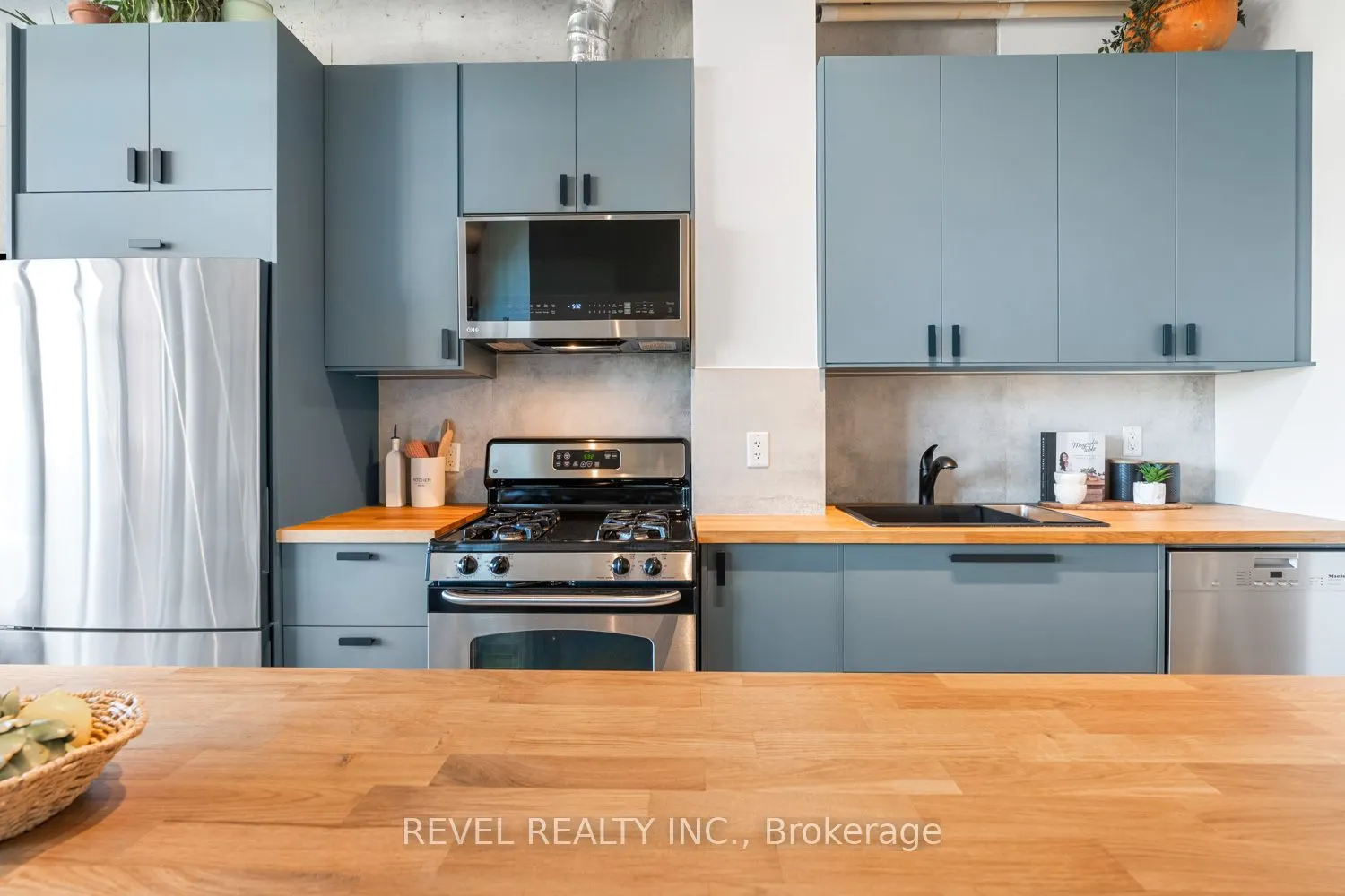 369 Sorauren Ave Avenue, #204