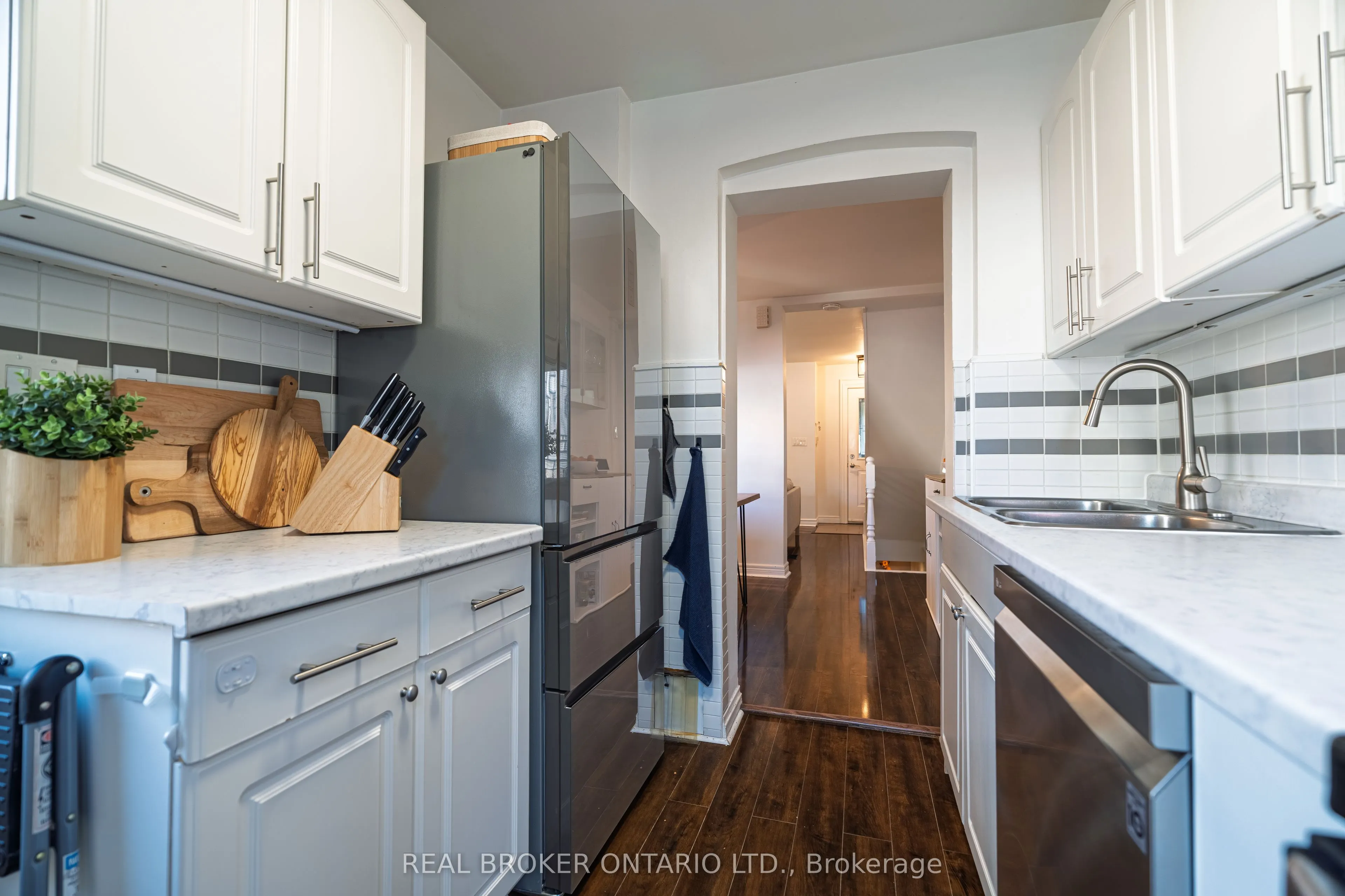 204 Earlscourt Avenue W