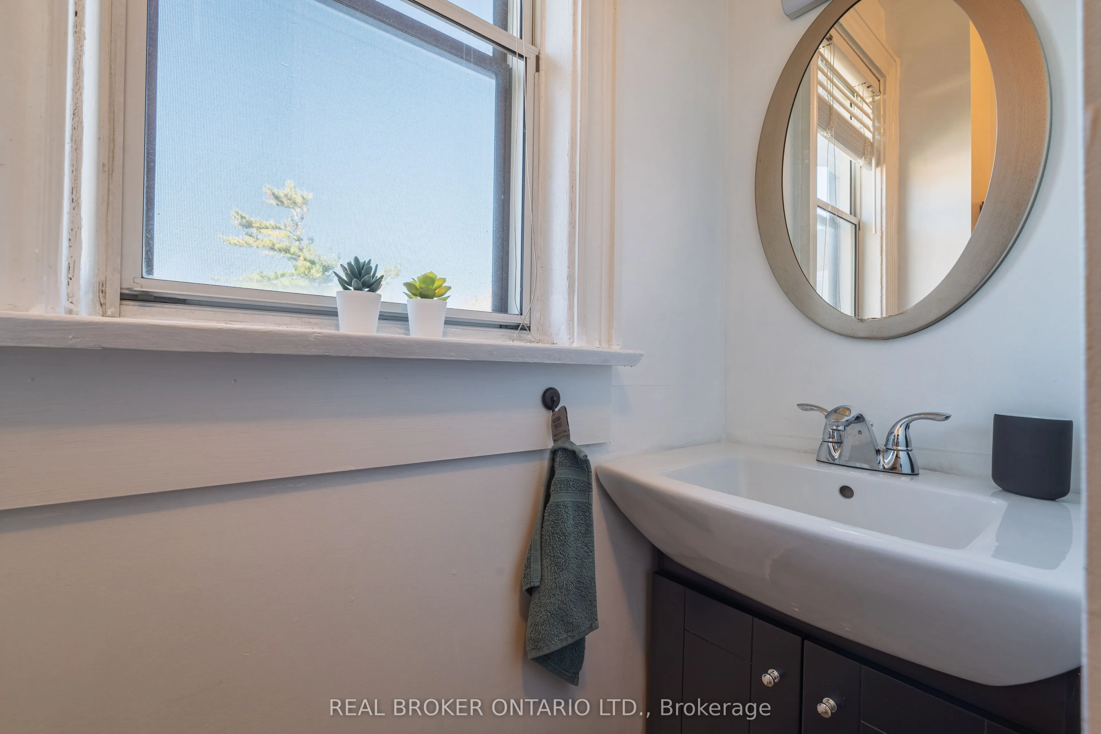 204 Earlscourt Avenue W