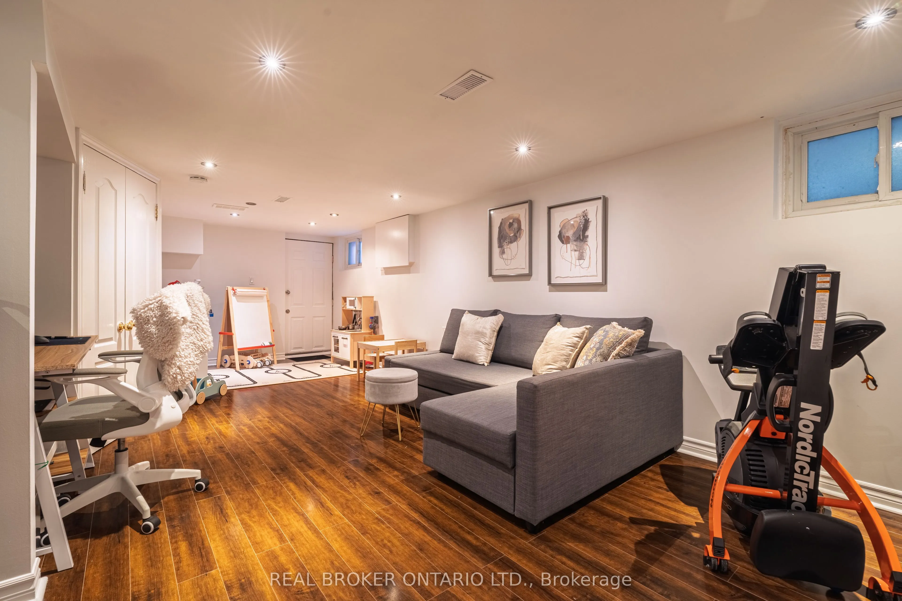 204 Earlscourt Avenue W