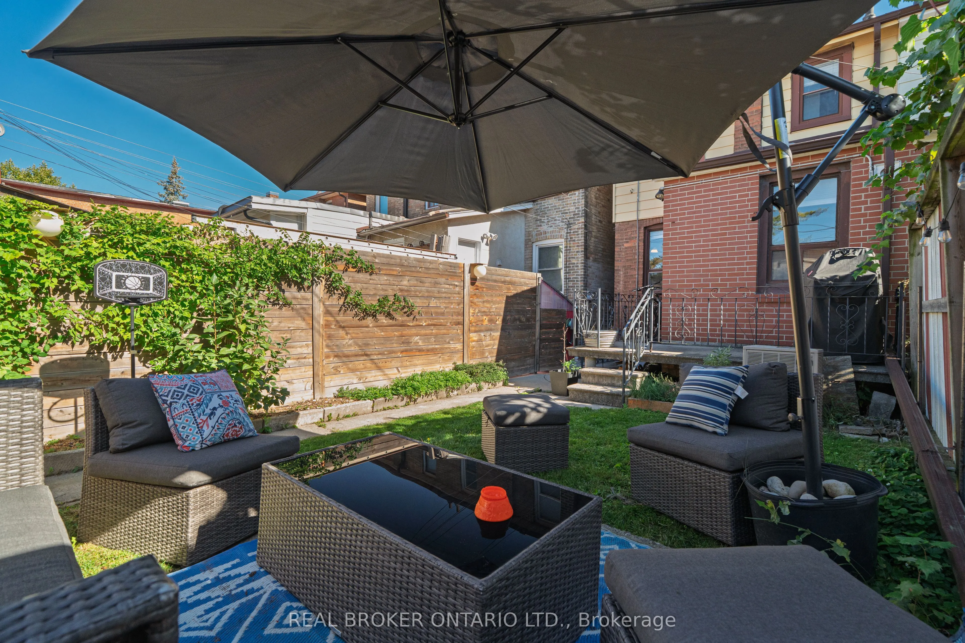 204 Earlscourt Avenue W