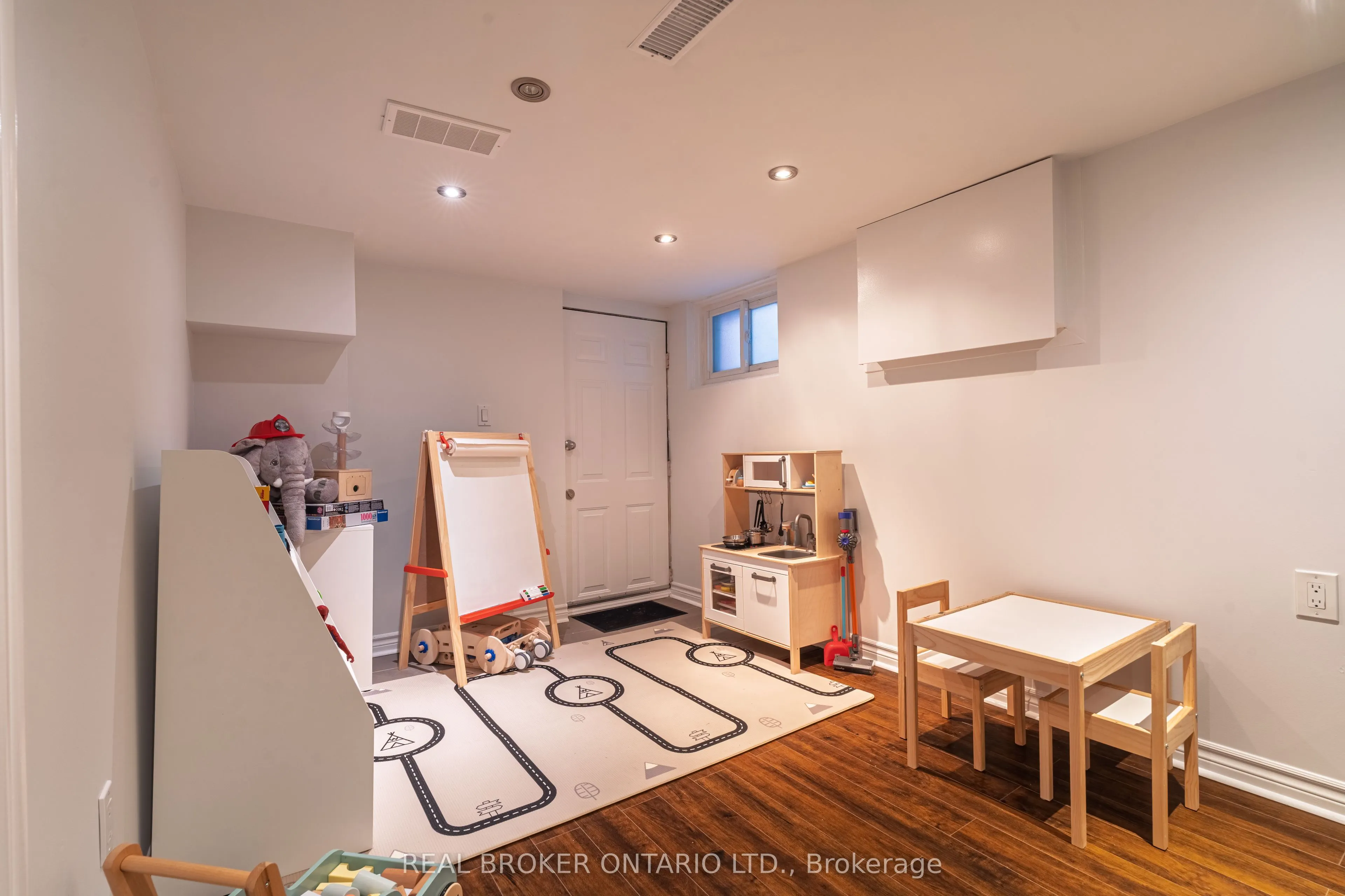 204 Earlscourt Avenue W