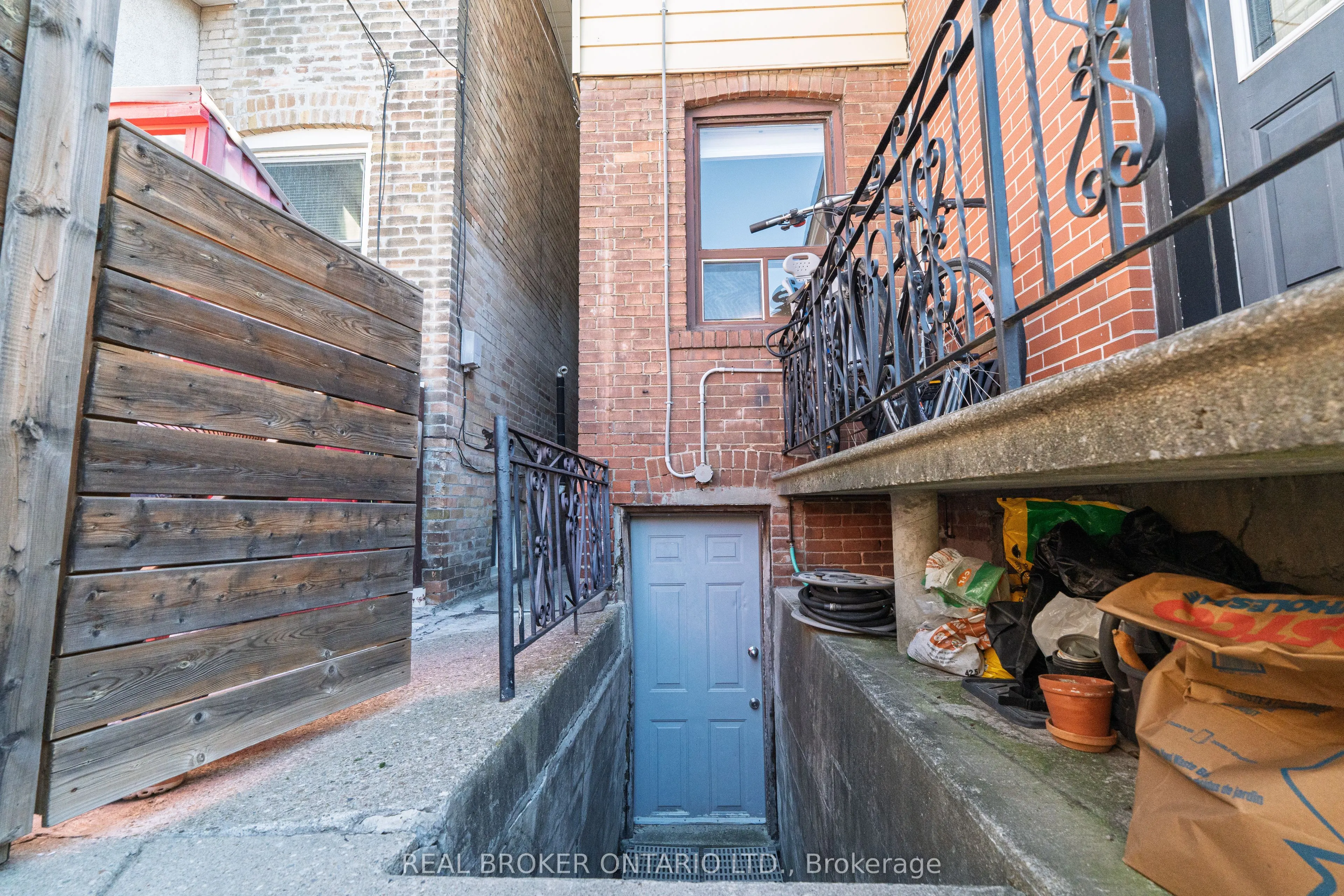 204 Earlscourt Avenue W