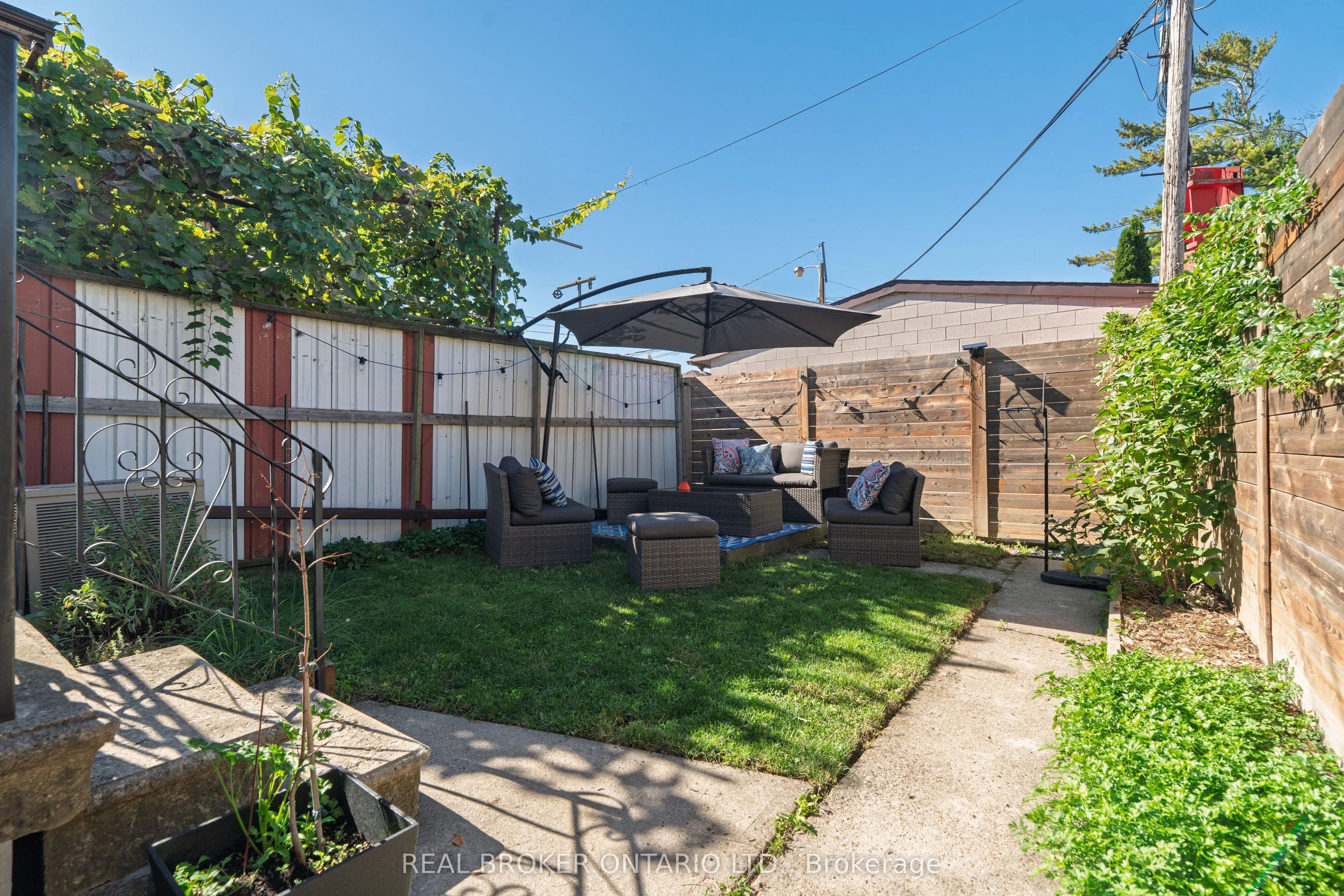 204 Earlscourt Avenue W