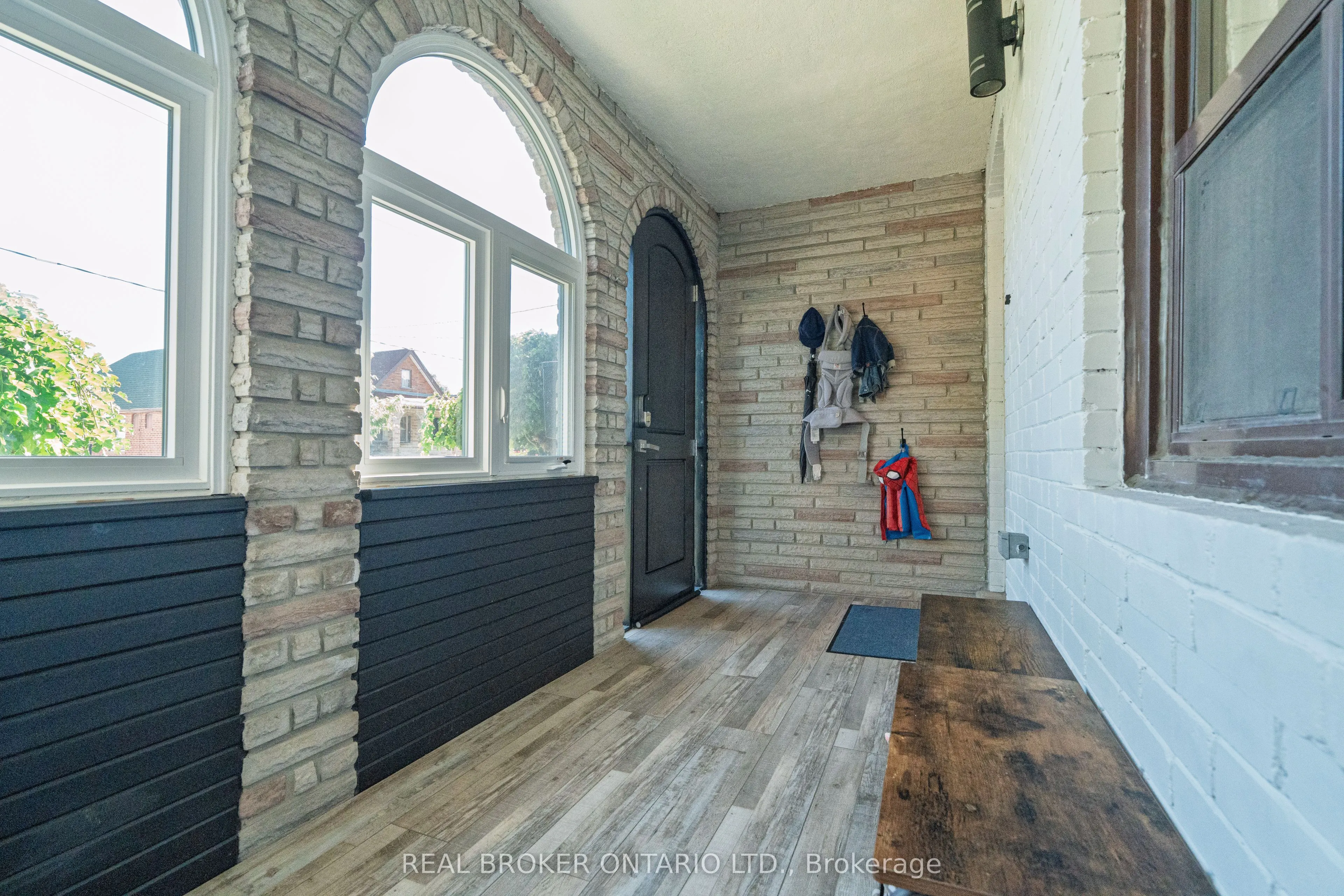 204 Earlscourt Avenue W