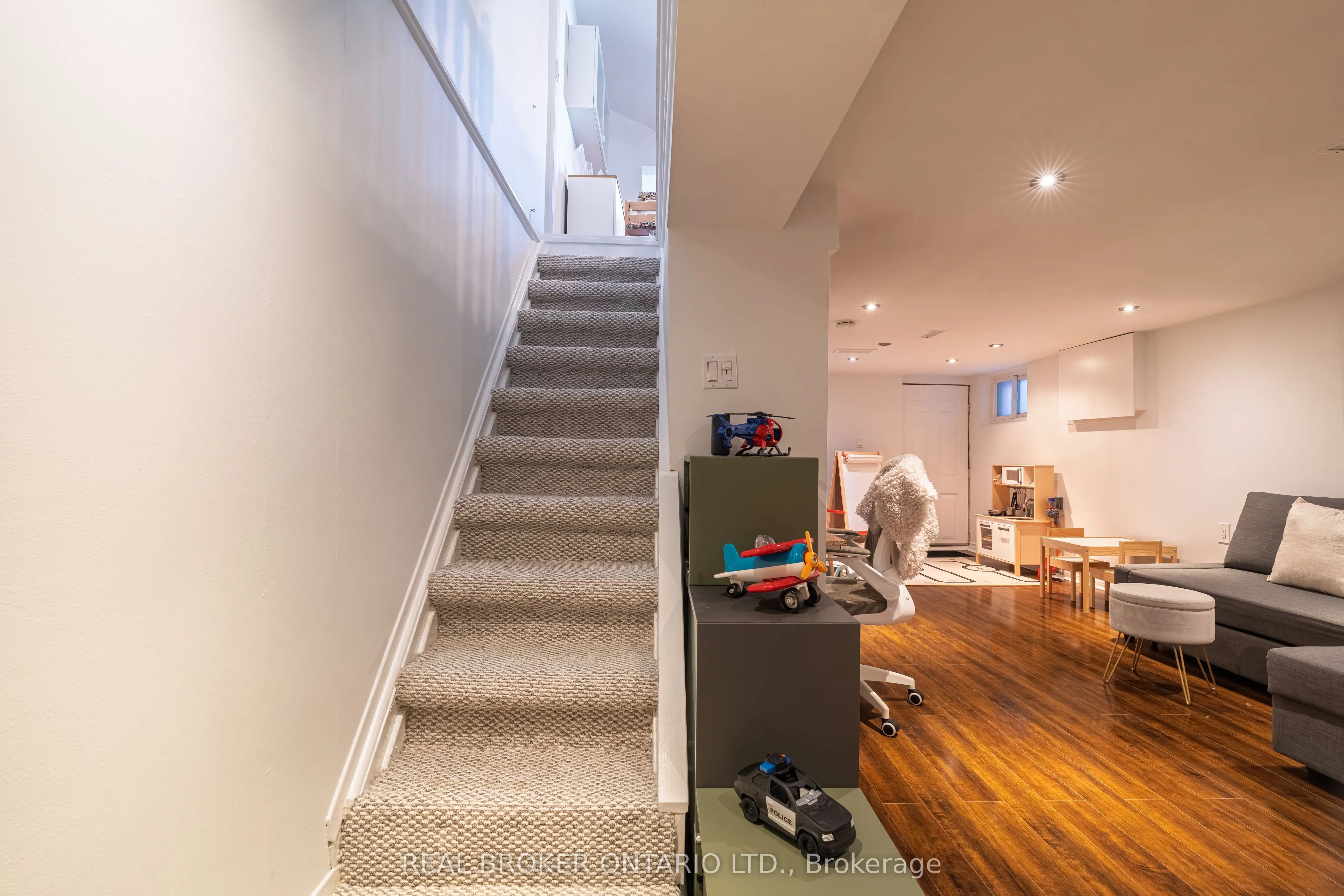 204 Earlscourt Avenue W