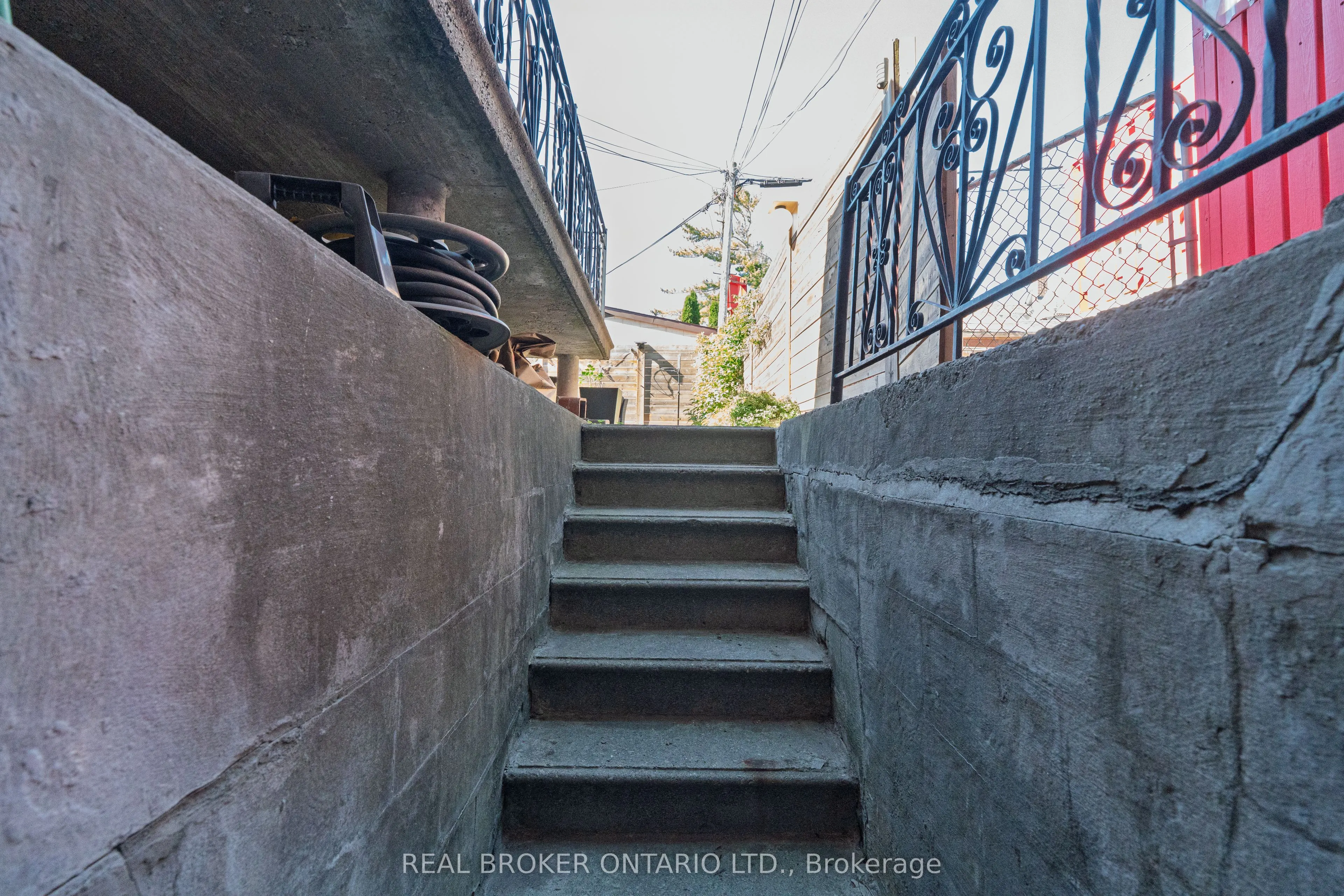 204 Earlscourt Avenue W