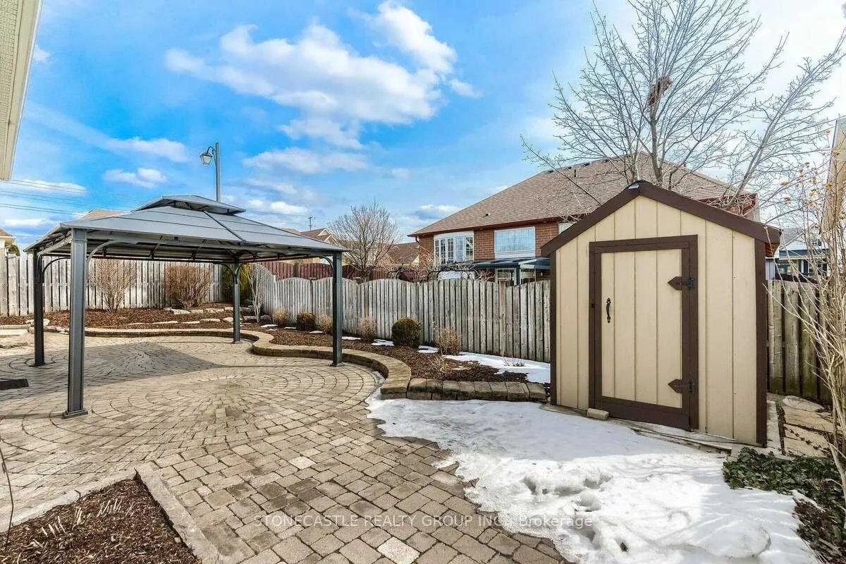 1643 Allan Crescent