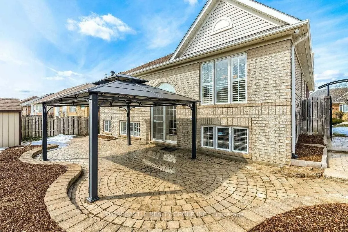 1643 Allan Crescent