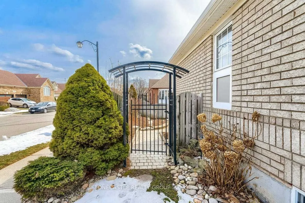 1643 Allan Crescent