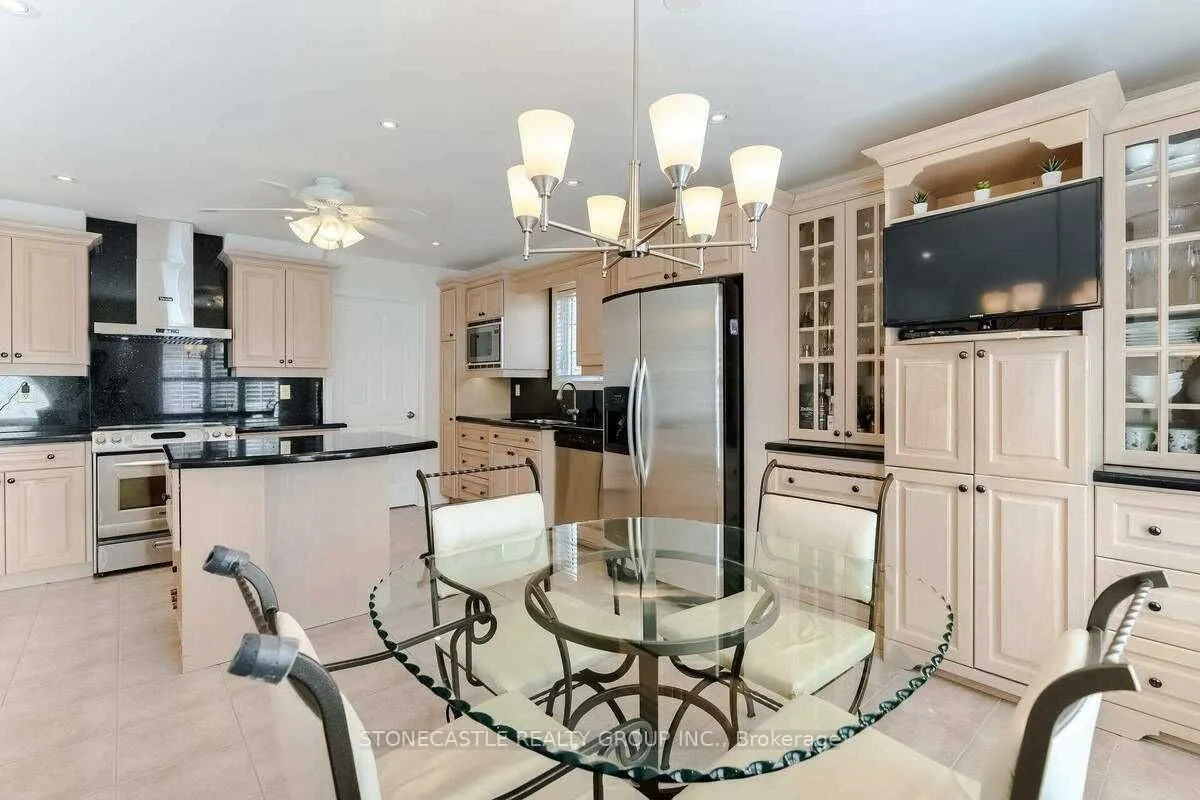1643 Allan Crescent