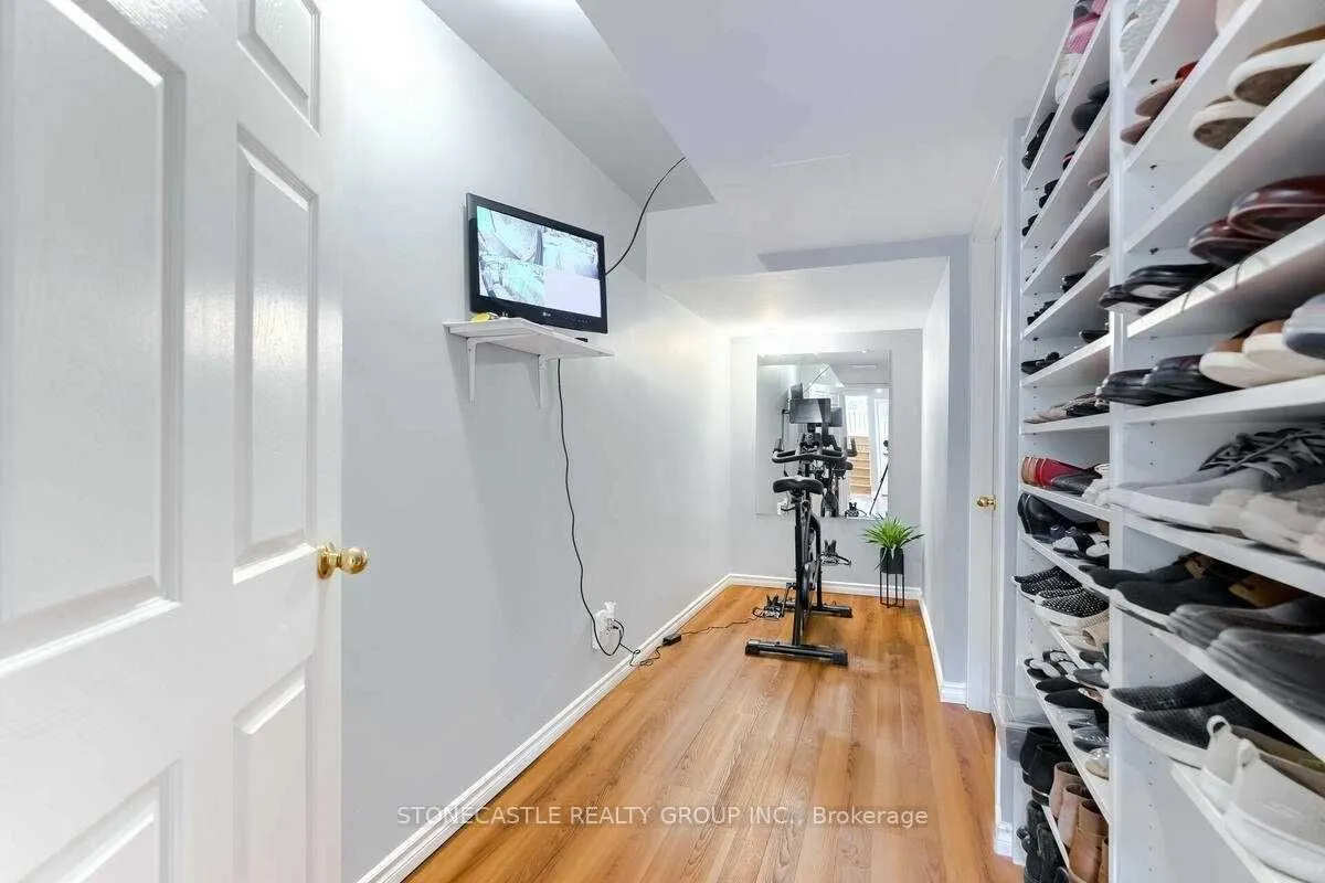 1643 Allan Crescent