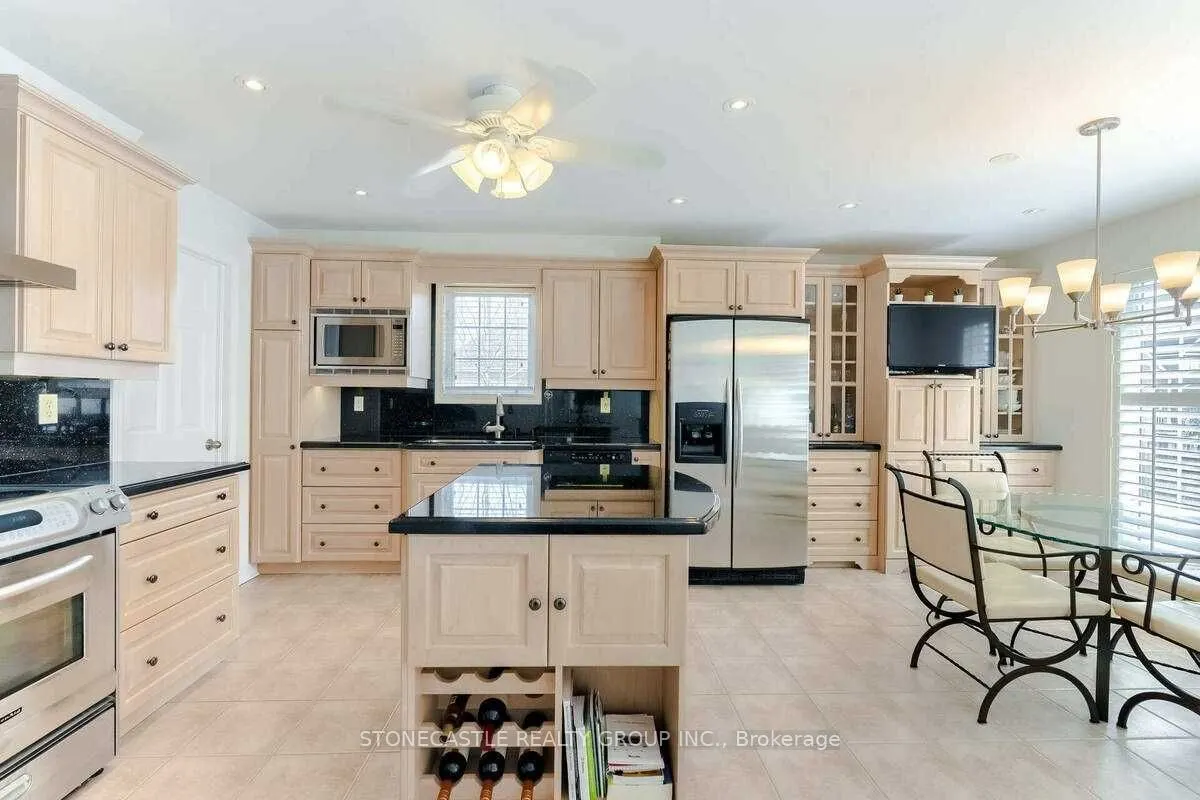 1643 Allan Crescent