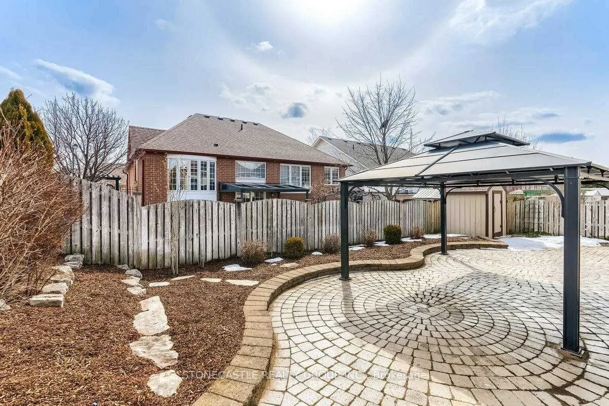 1643 Allan Crescent