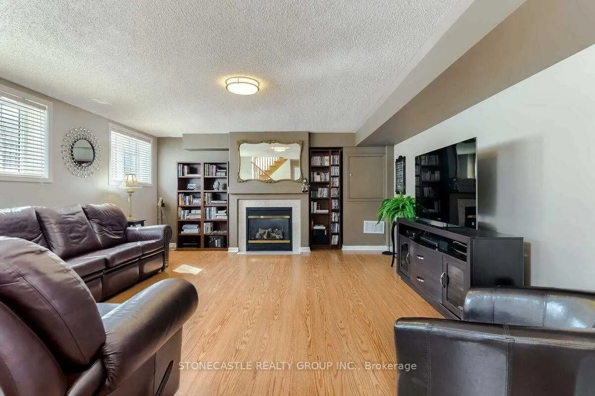 1643 Allan Crescent