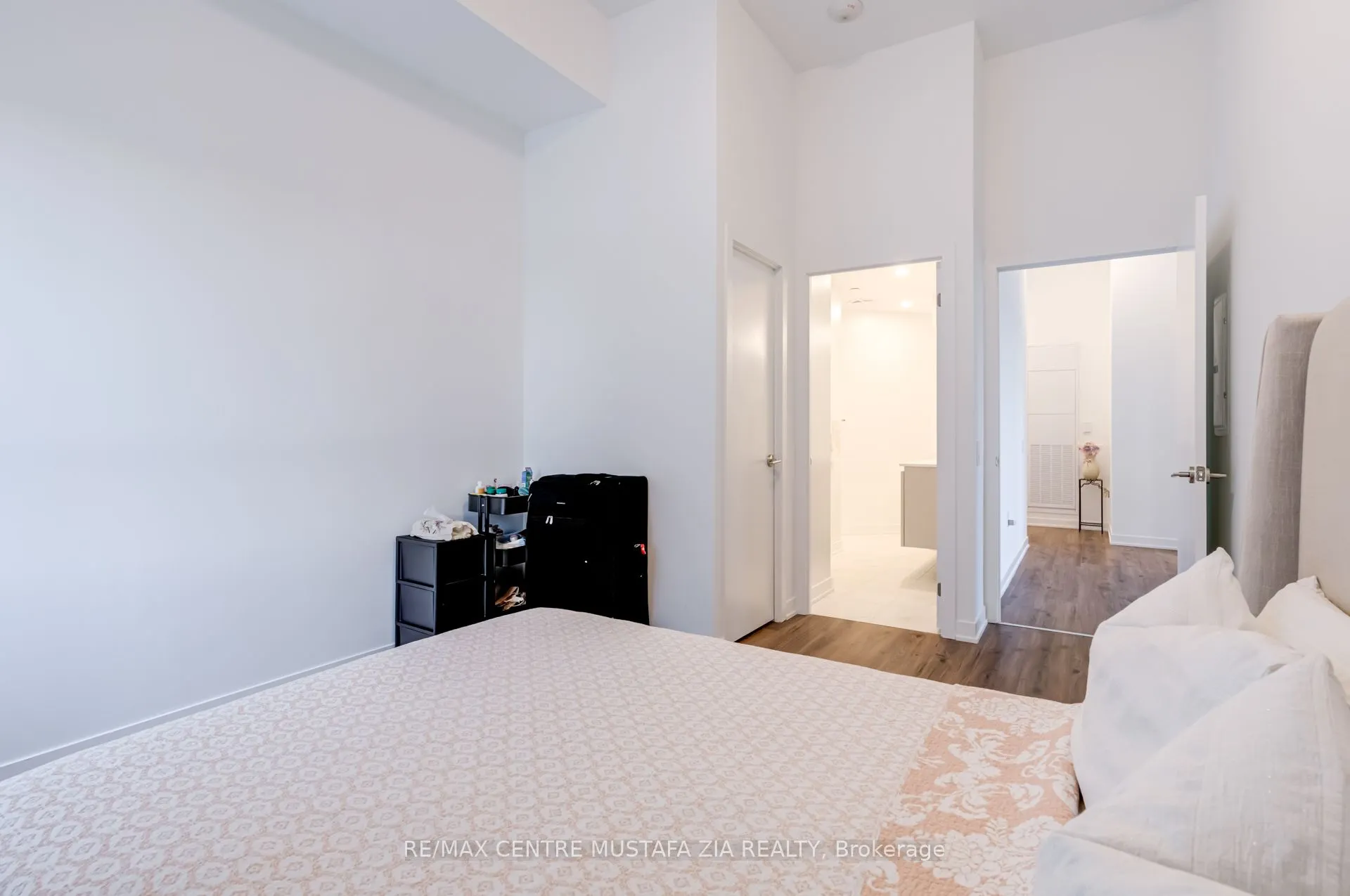 395 Dundas Street W, #217