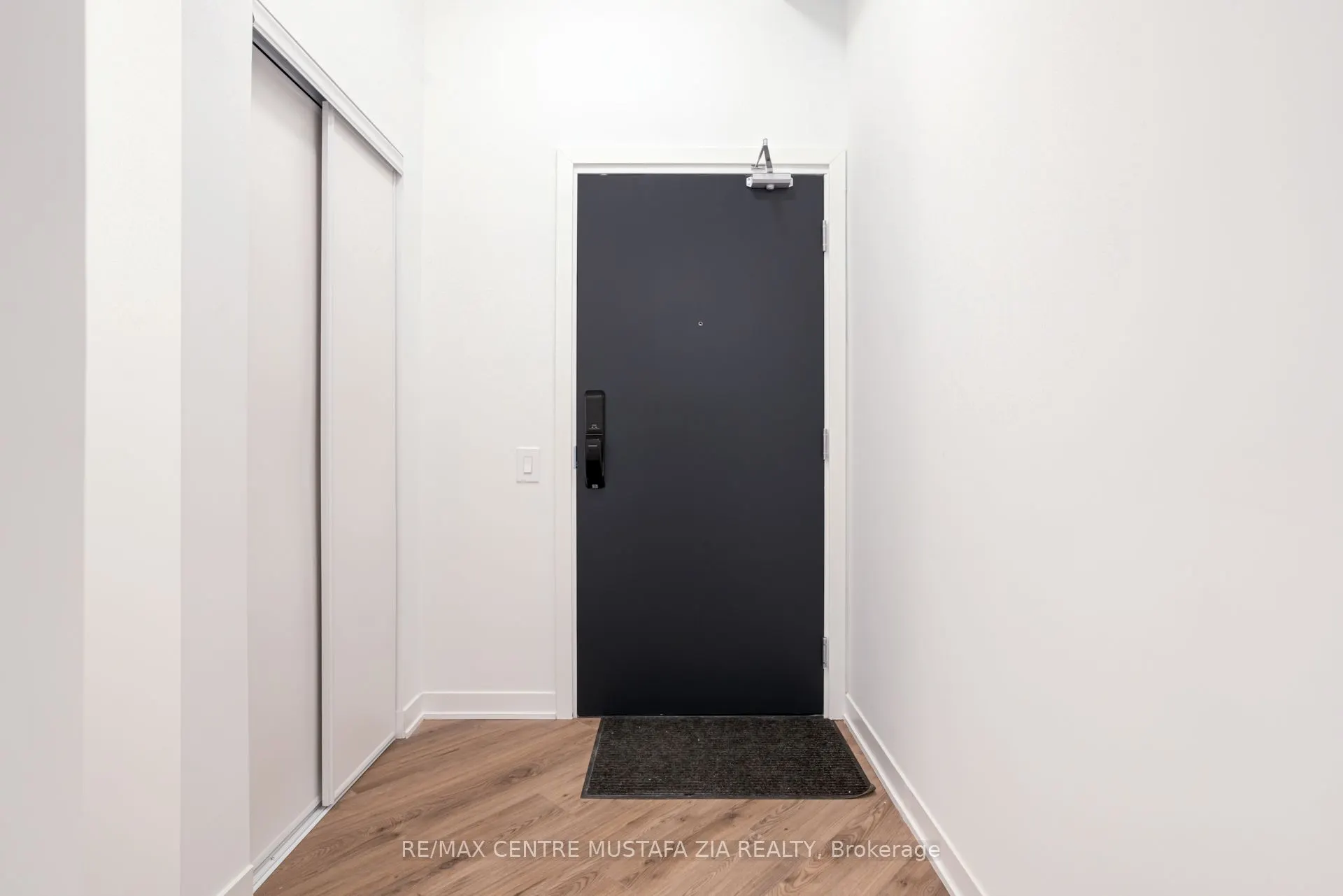 395 Dundas Street W, #217