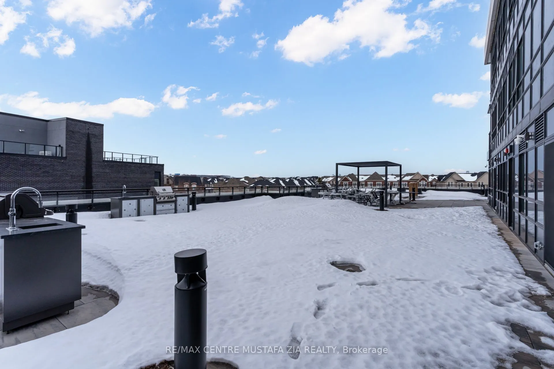 395 Dundas Street W, #217