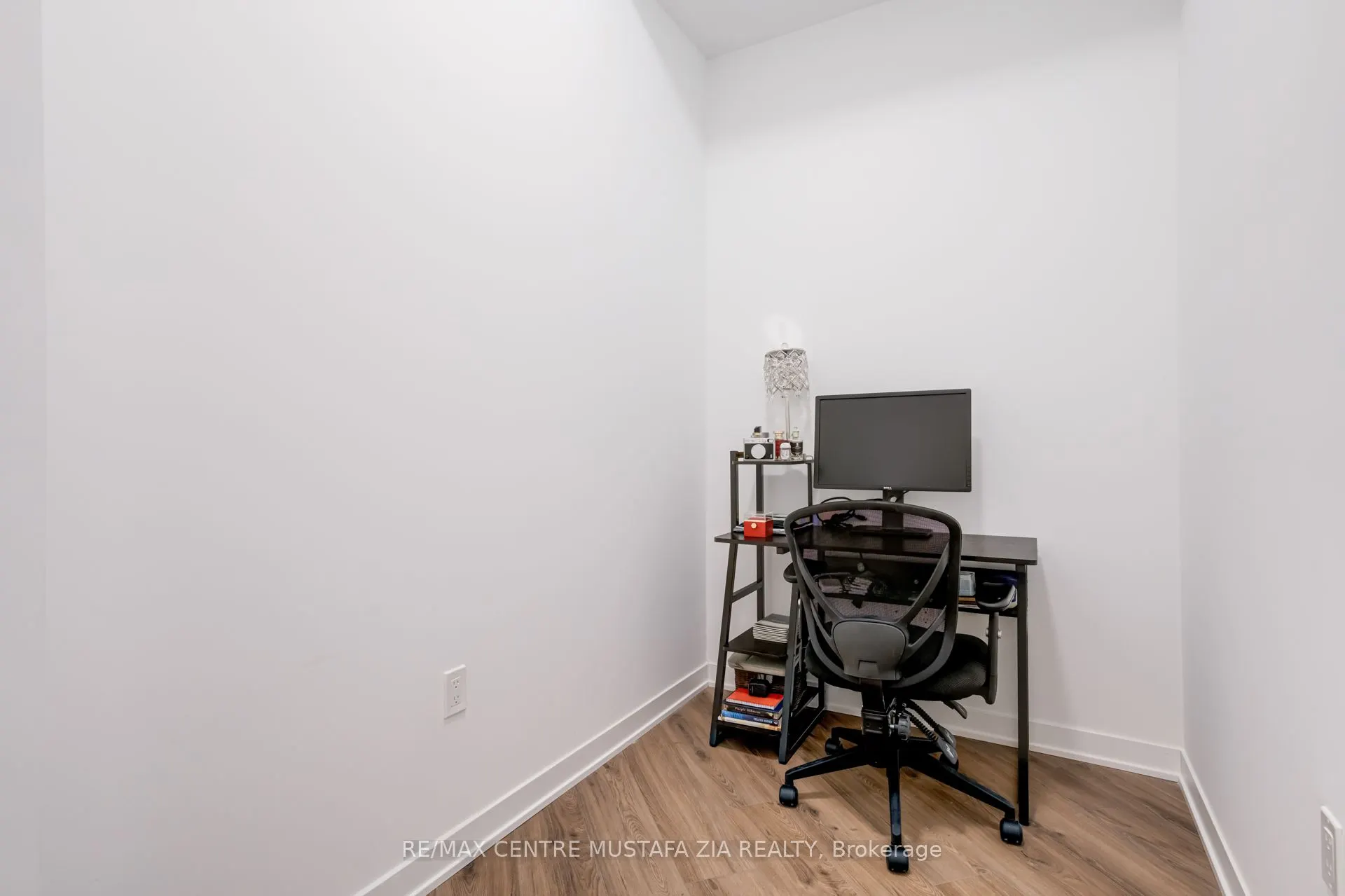 395 Dundas Street W, #217