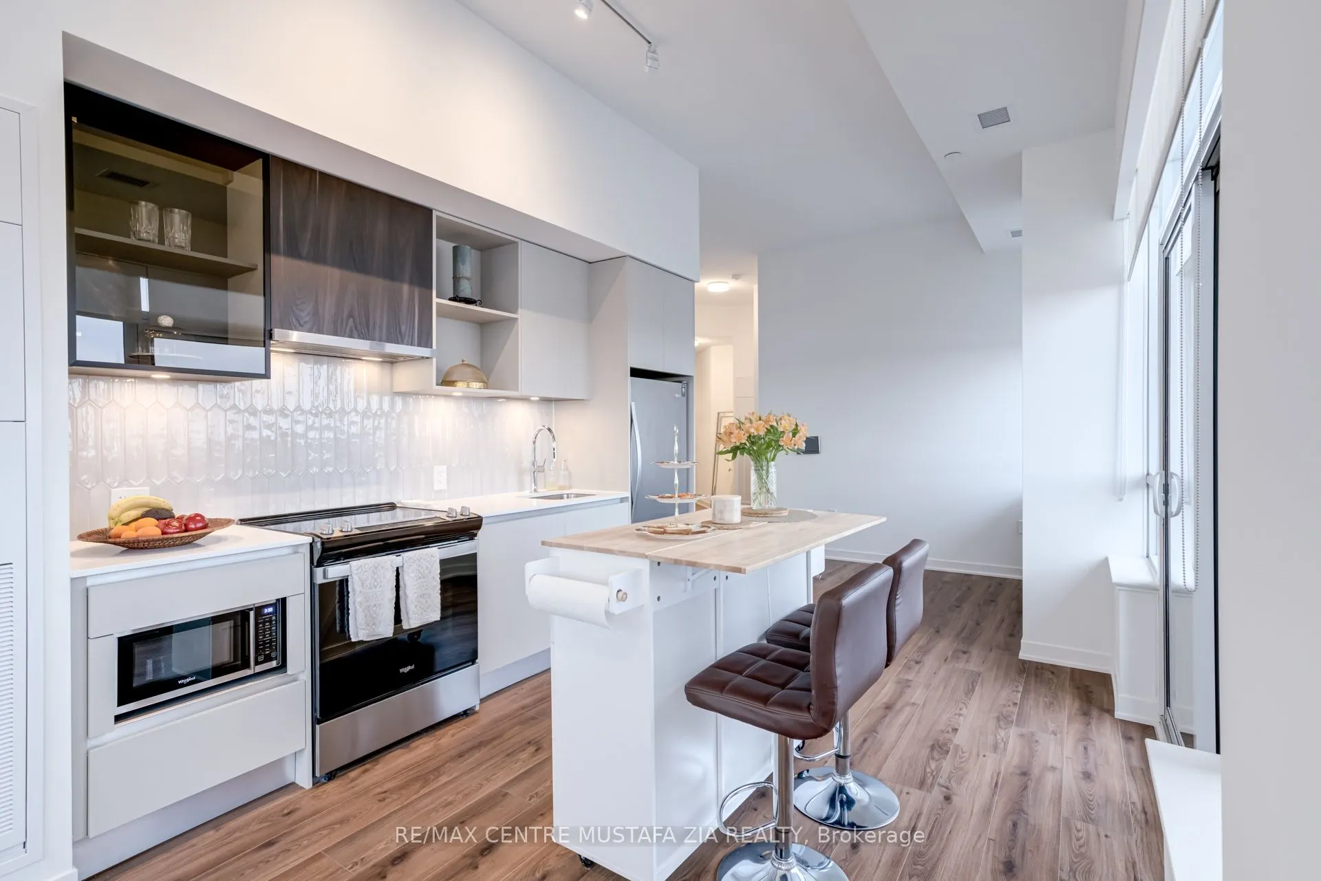 395 Dundas Street W, #217