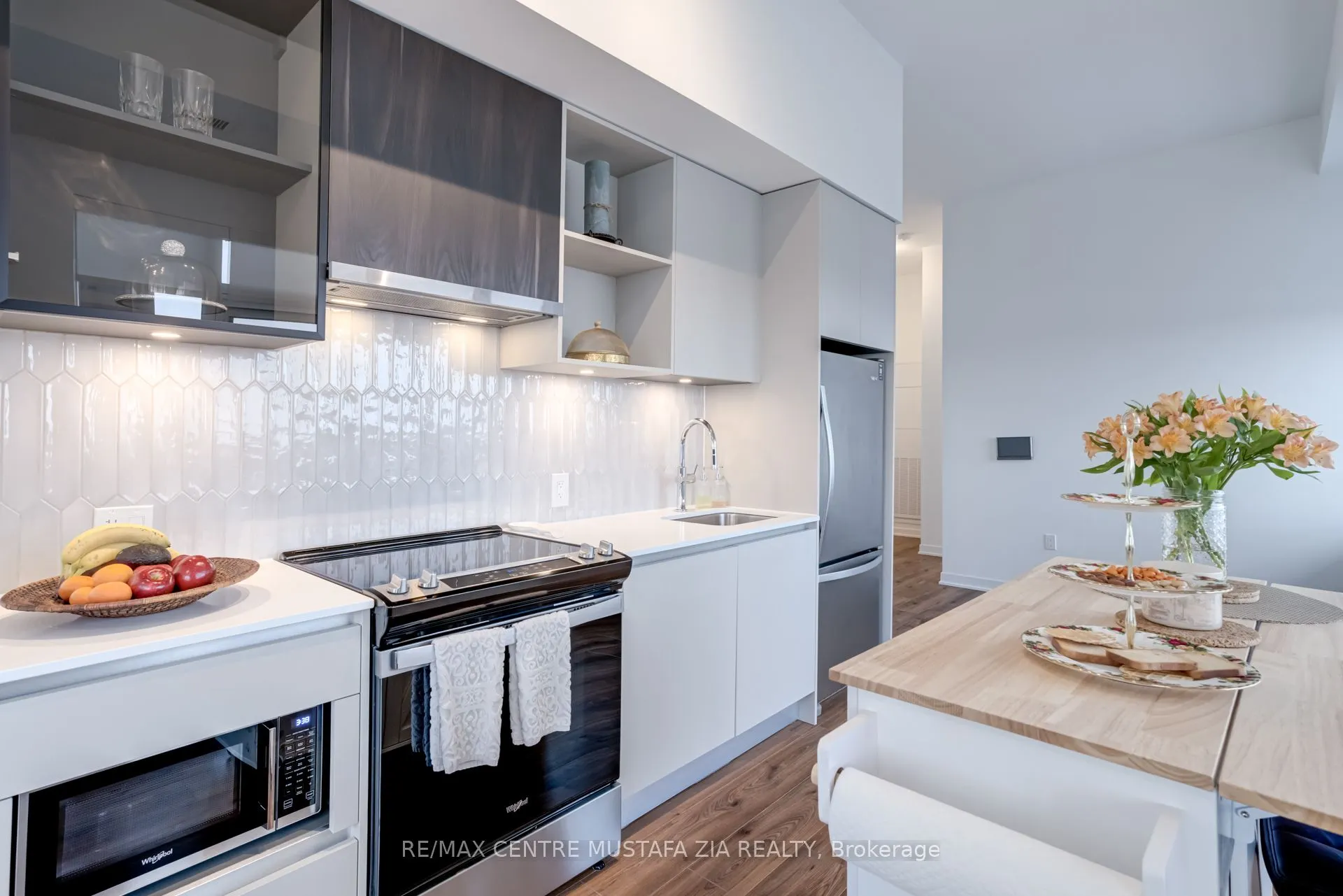 395 Dundas Street W, #217