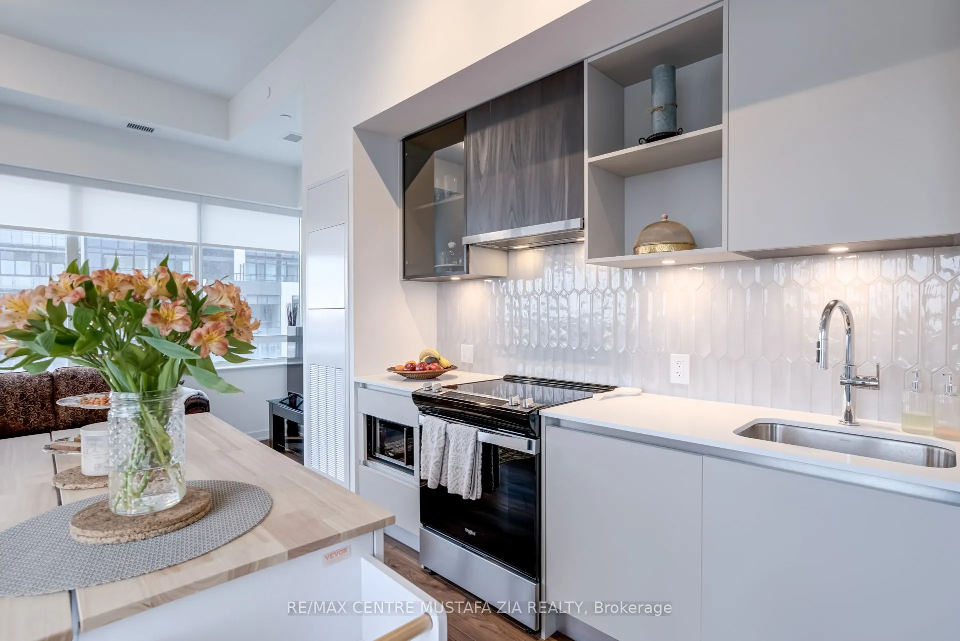 395 Dundas Street W, #217