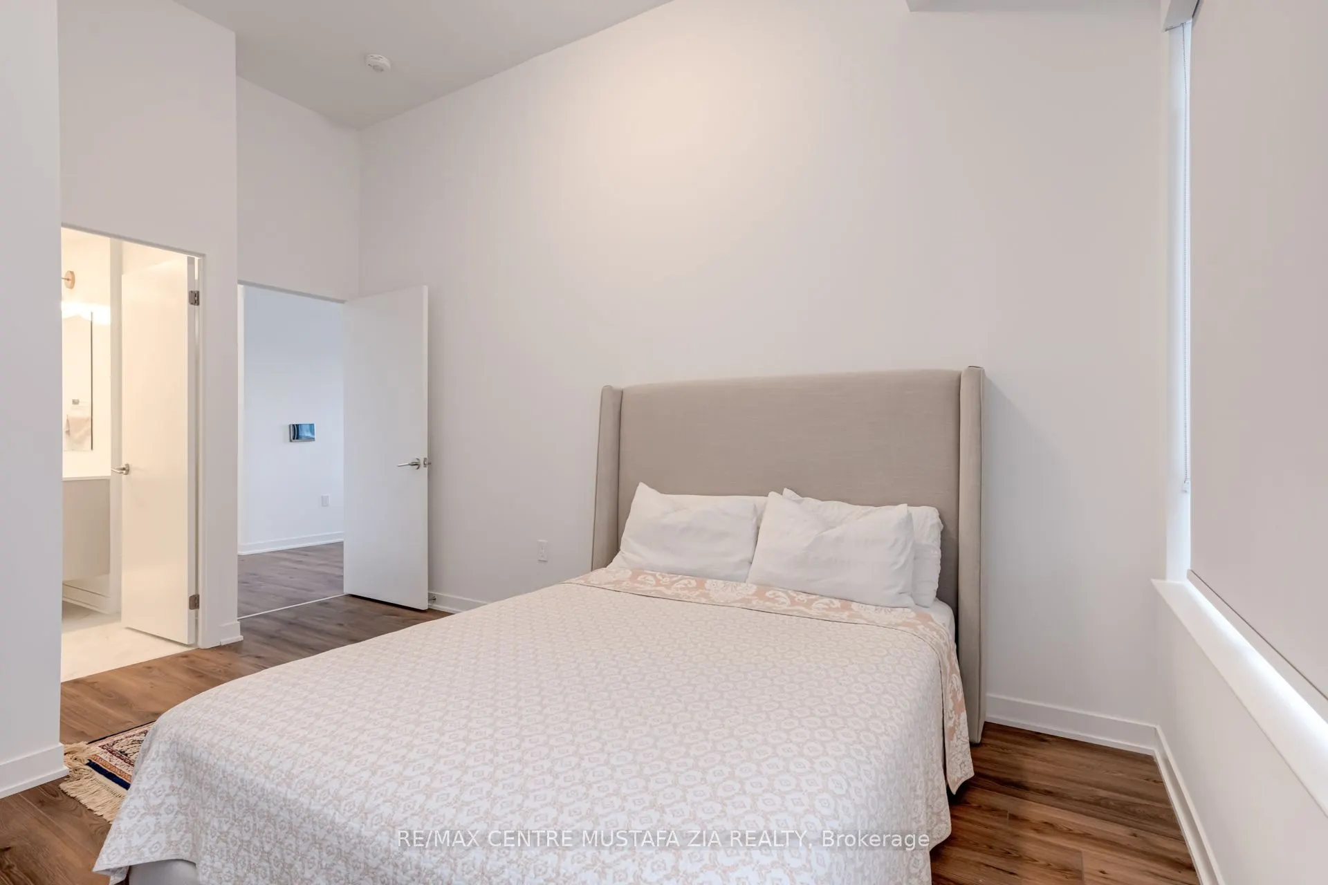 395 Dundas Street W, #217