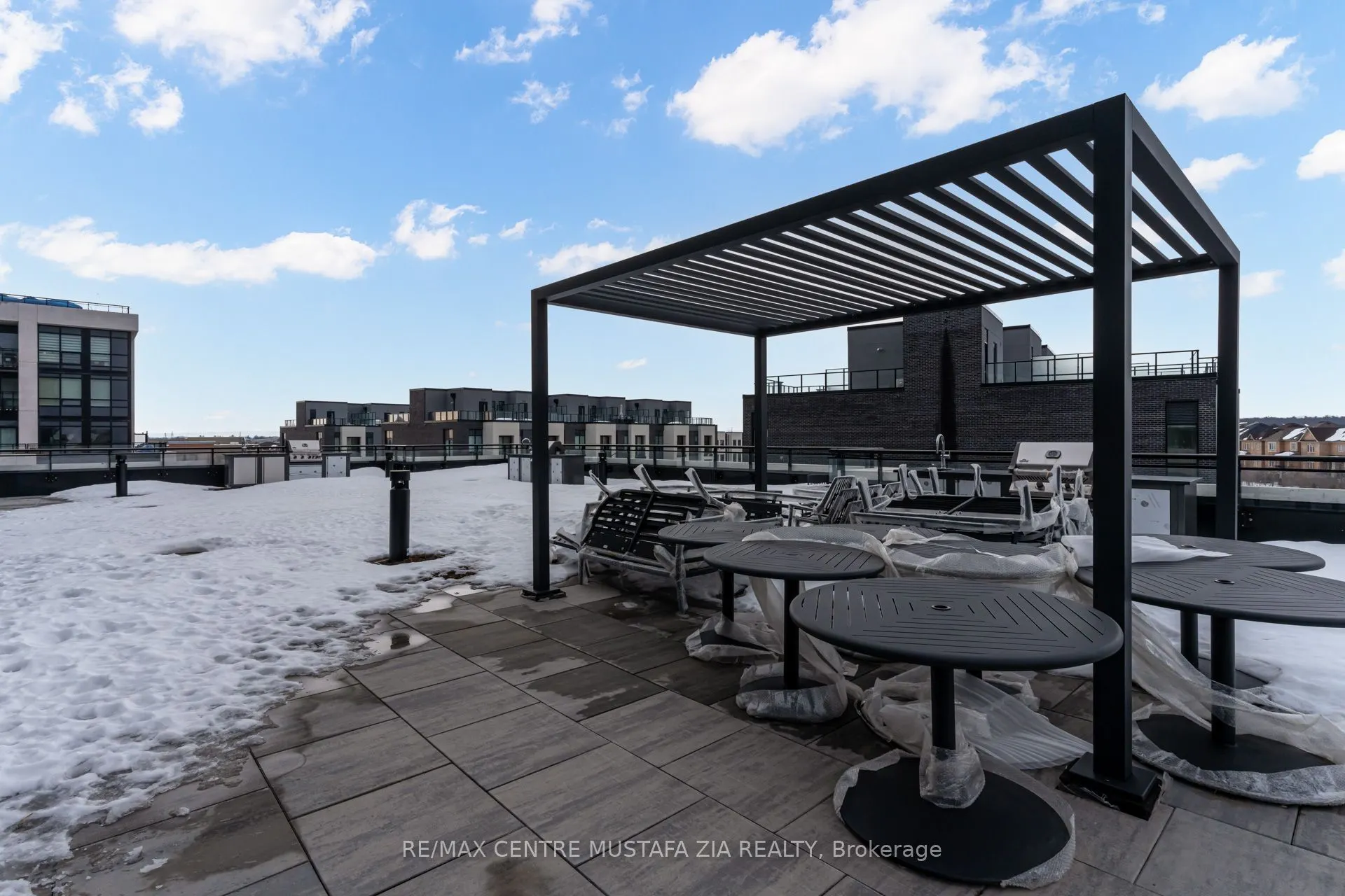 395 Dundas Street W, #217