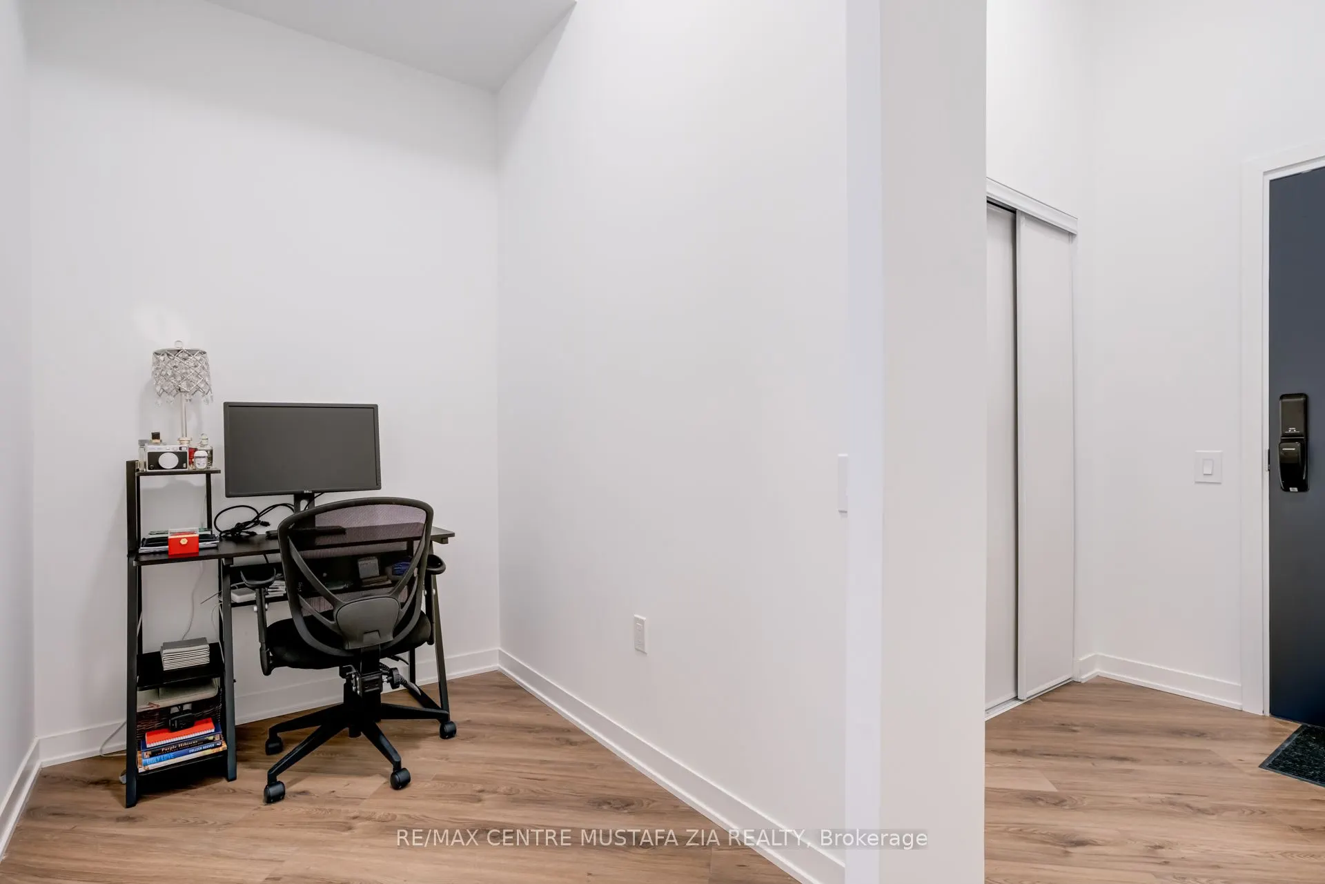 395 Dundas Street W, #217