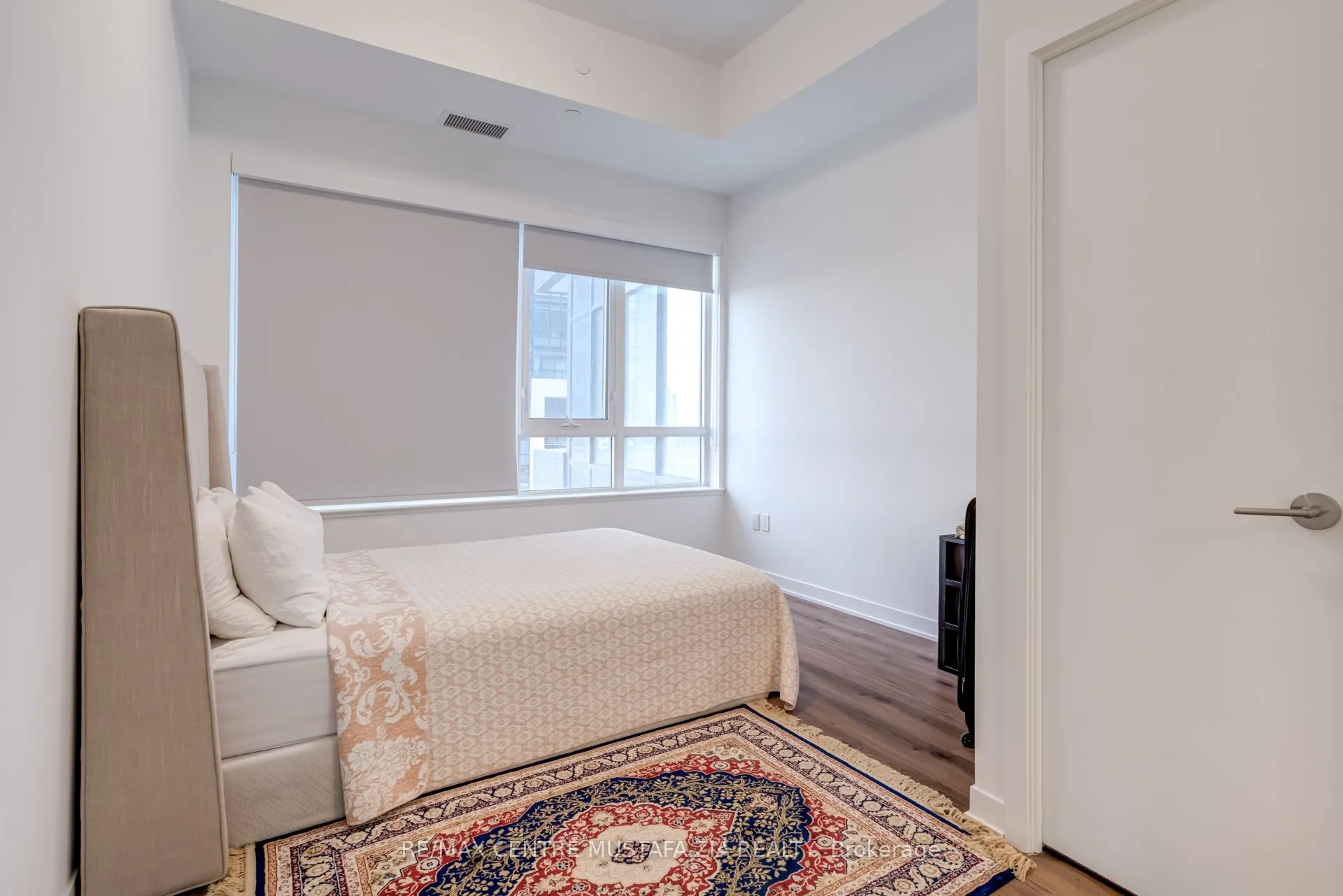 395 Dundas Street W, #217