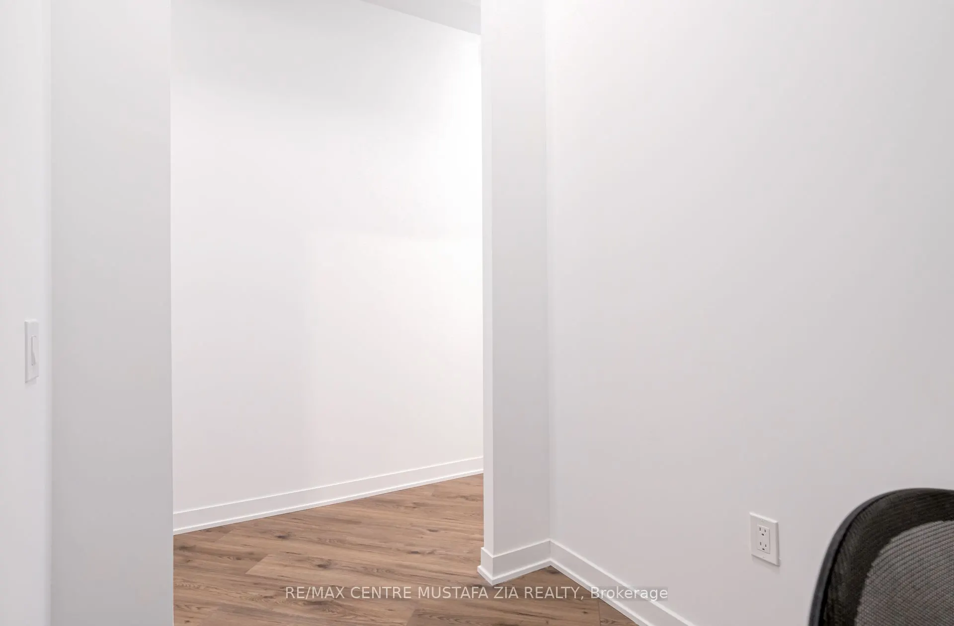 395 Dundas Street W, #217