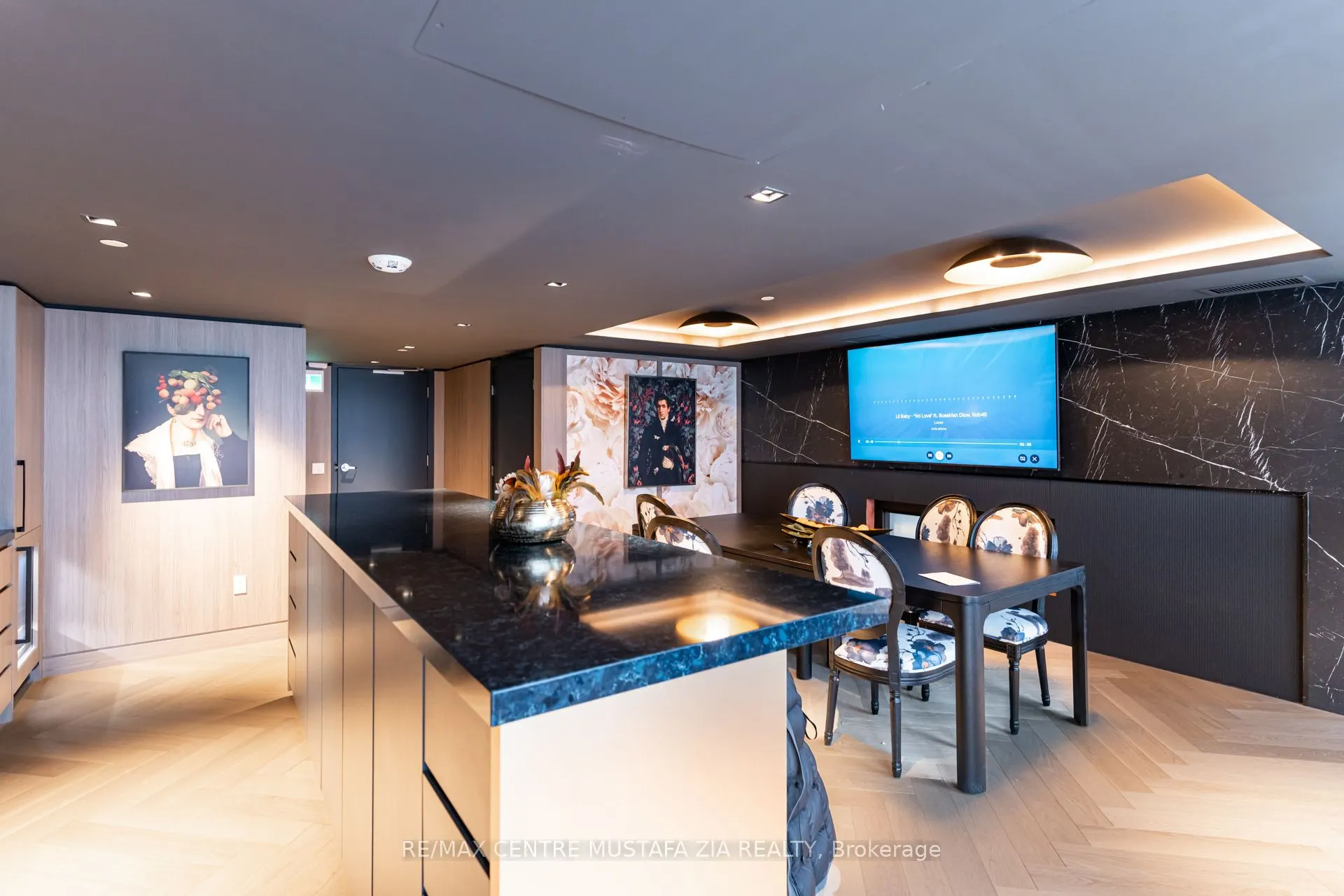 395 Dundas Street W, #217