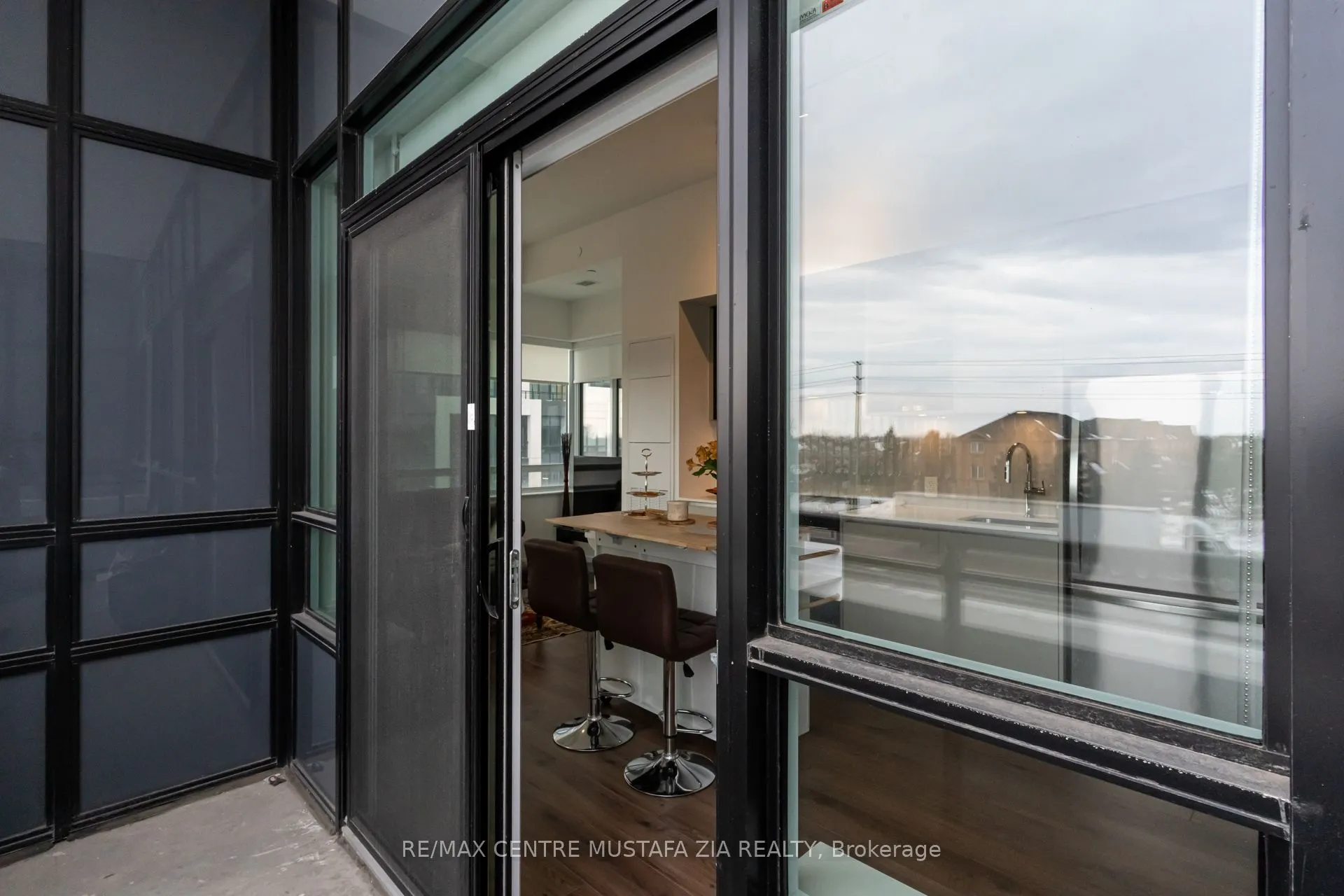 395 Dundas Street W, #217