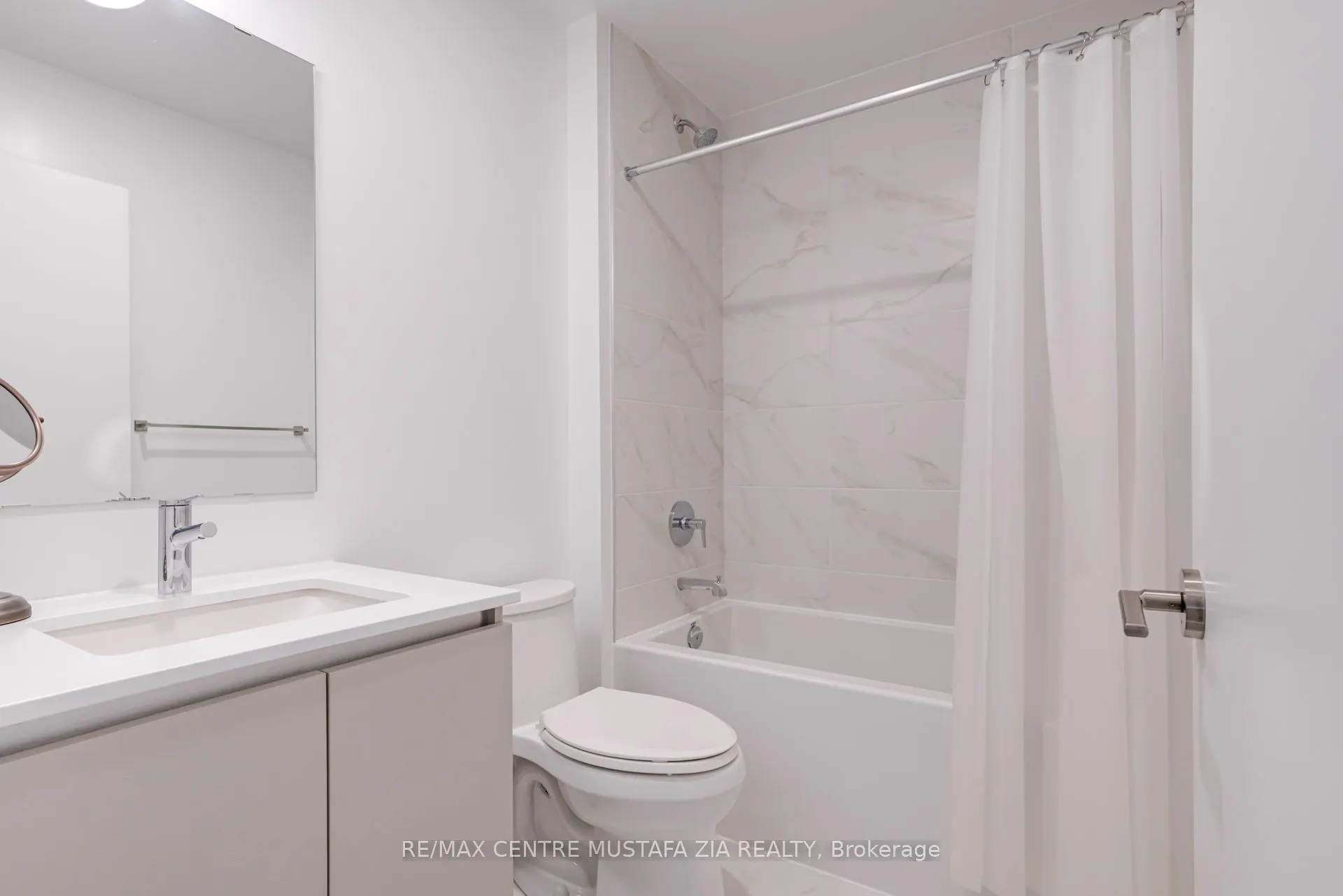 395 Dundas Street W, #217