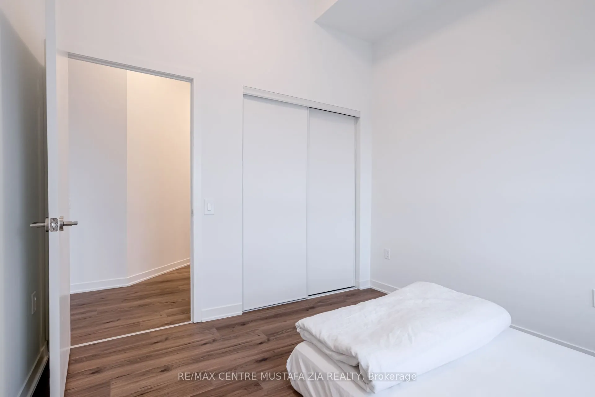 395 Dundas Street W, #217
